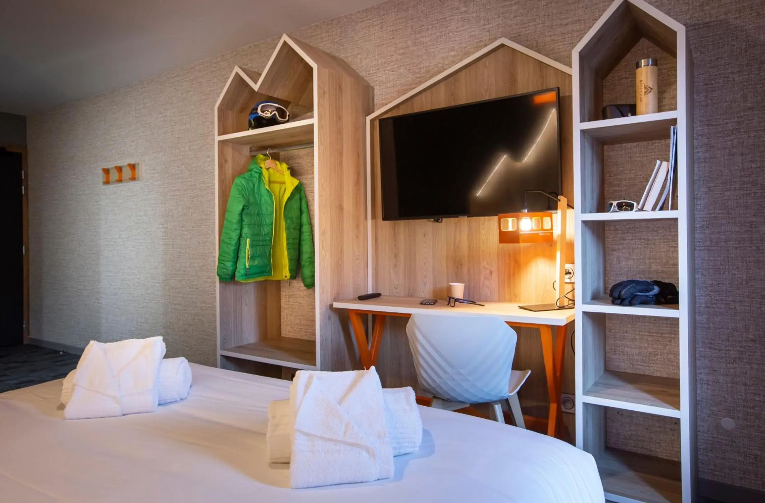 Photo of the whole room, Bed in Hotel Base Camp Lodge - Bourg Saint Maurice Photo of the whole room, Bed in Hotel Base Camp Lodge - Bourg Saint Maurice