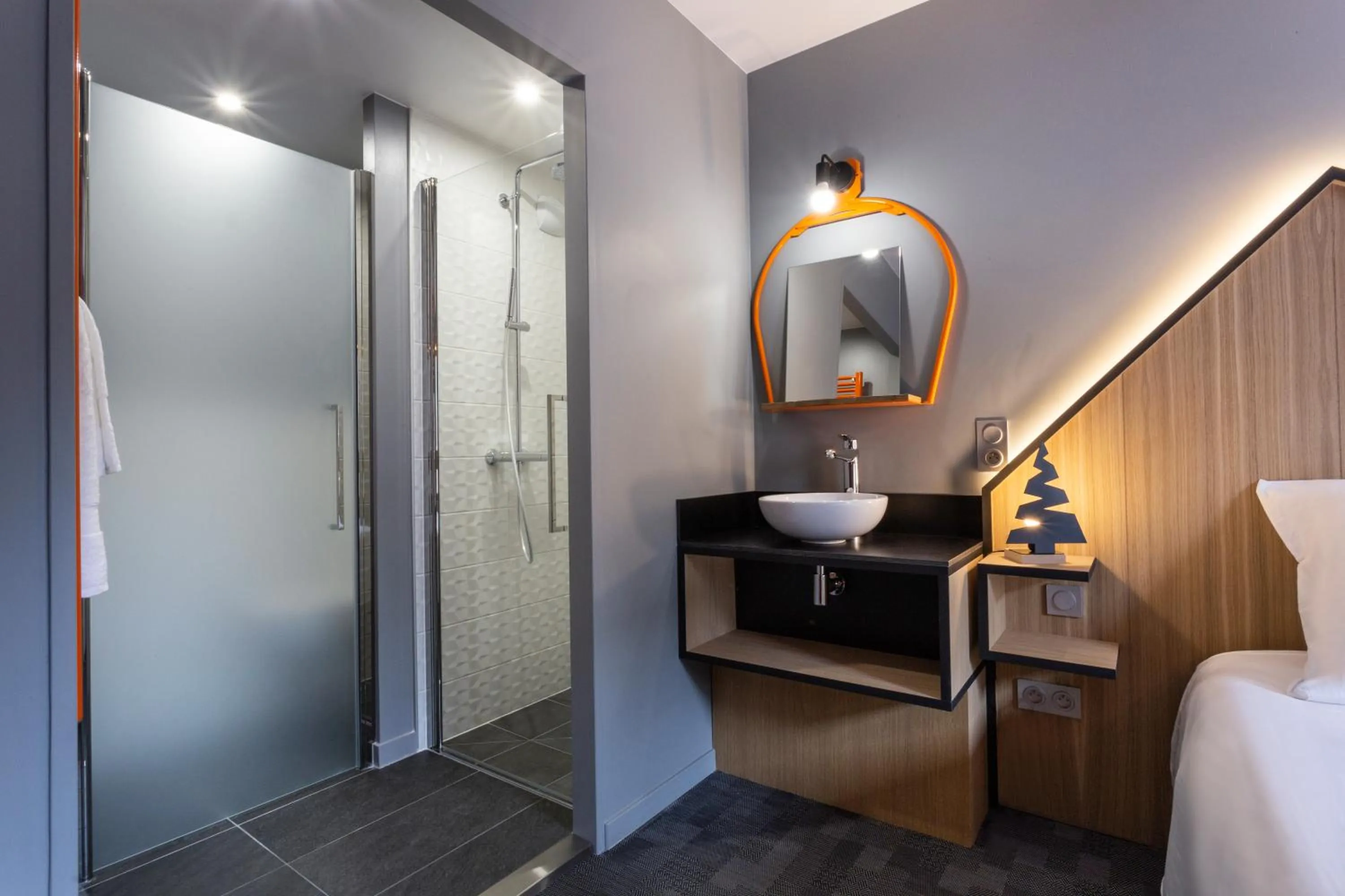 Shower, Bed in Hotel Base Camp Lodge - Bourg Saint Maurice