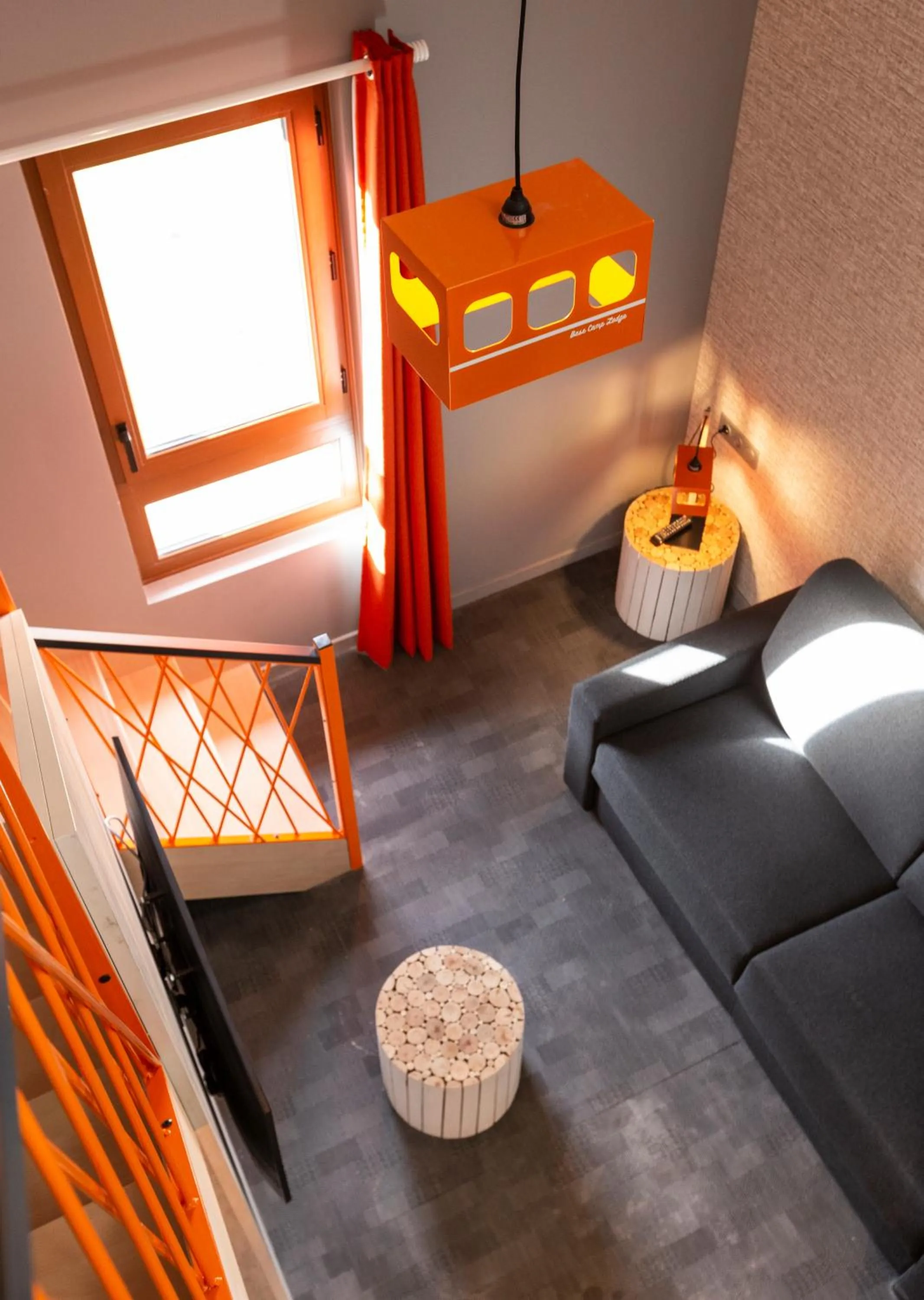 Living room, Bed in Hotel Base Camp Lodge - Bourg Saint Maurice