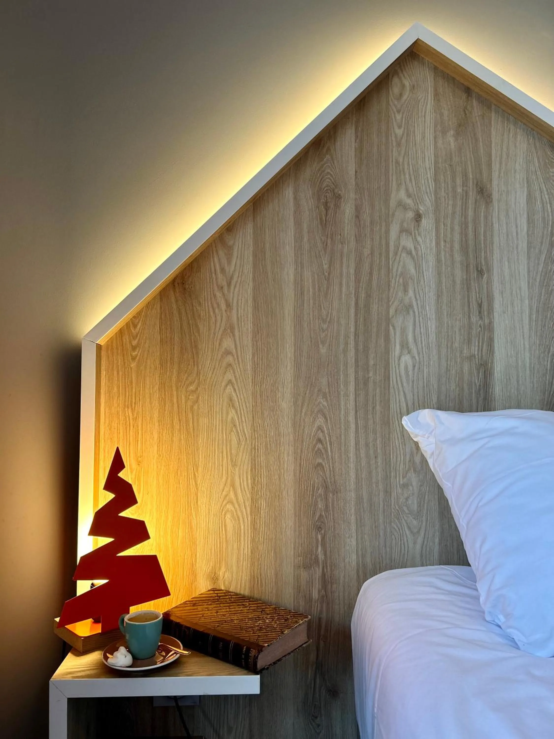 Bedroom, Bed in Hotel Base Camp Lodge - Bourg Saint Maurice