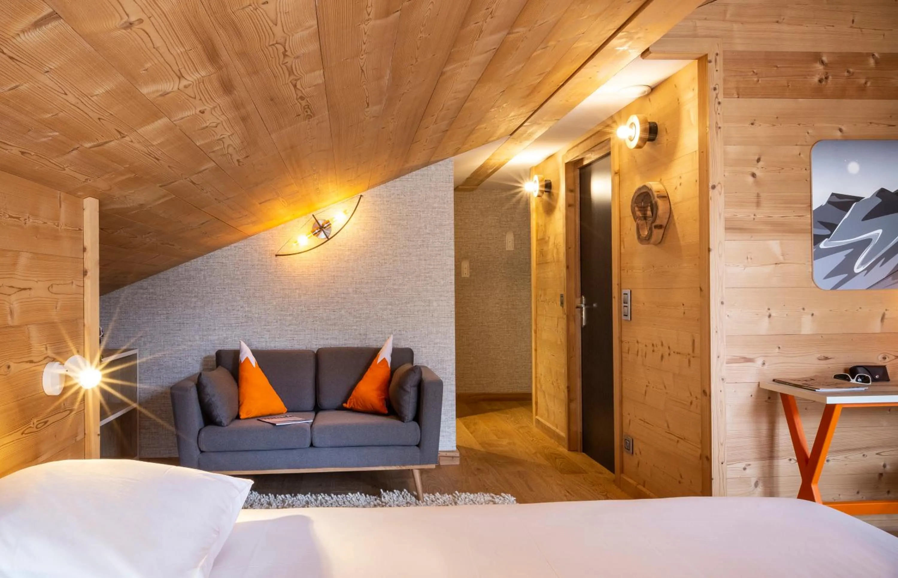 Seating area, Bed in Hotel Base Camp Lodge - Bourg Saint Maurice