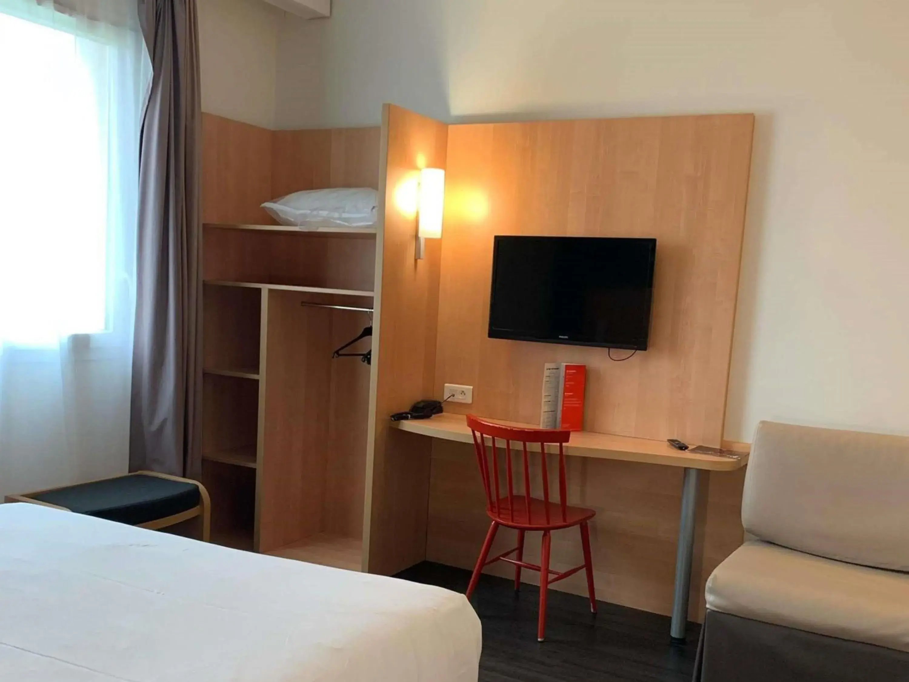 Bedroom, Bed in ibis Les Herbiers Bedroom, Bed in ibis Les Herbiers