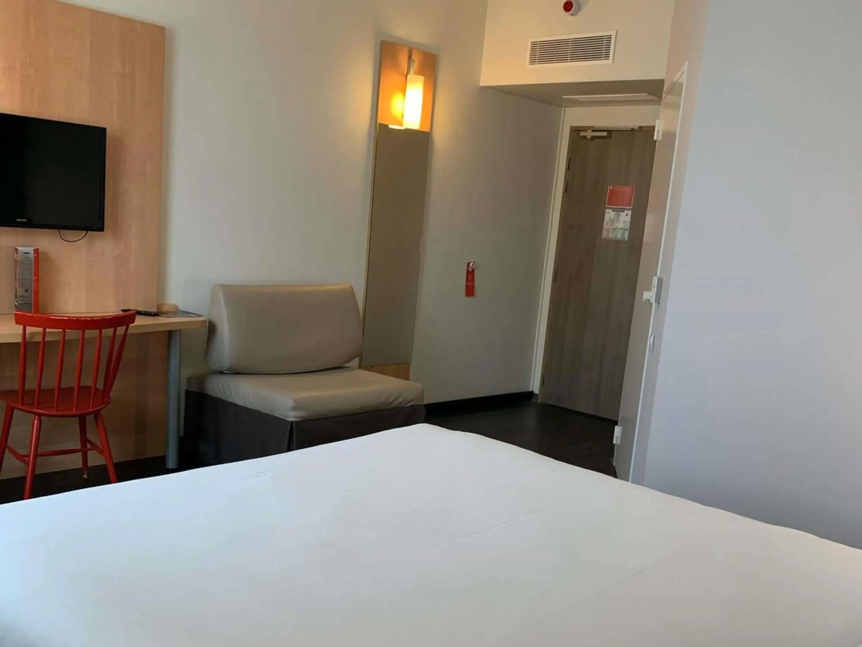 Bedroom, Bed in ibis Les Herbiers Bedroom, Bed in ibis Les Herbiers