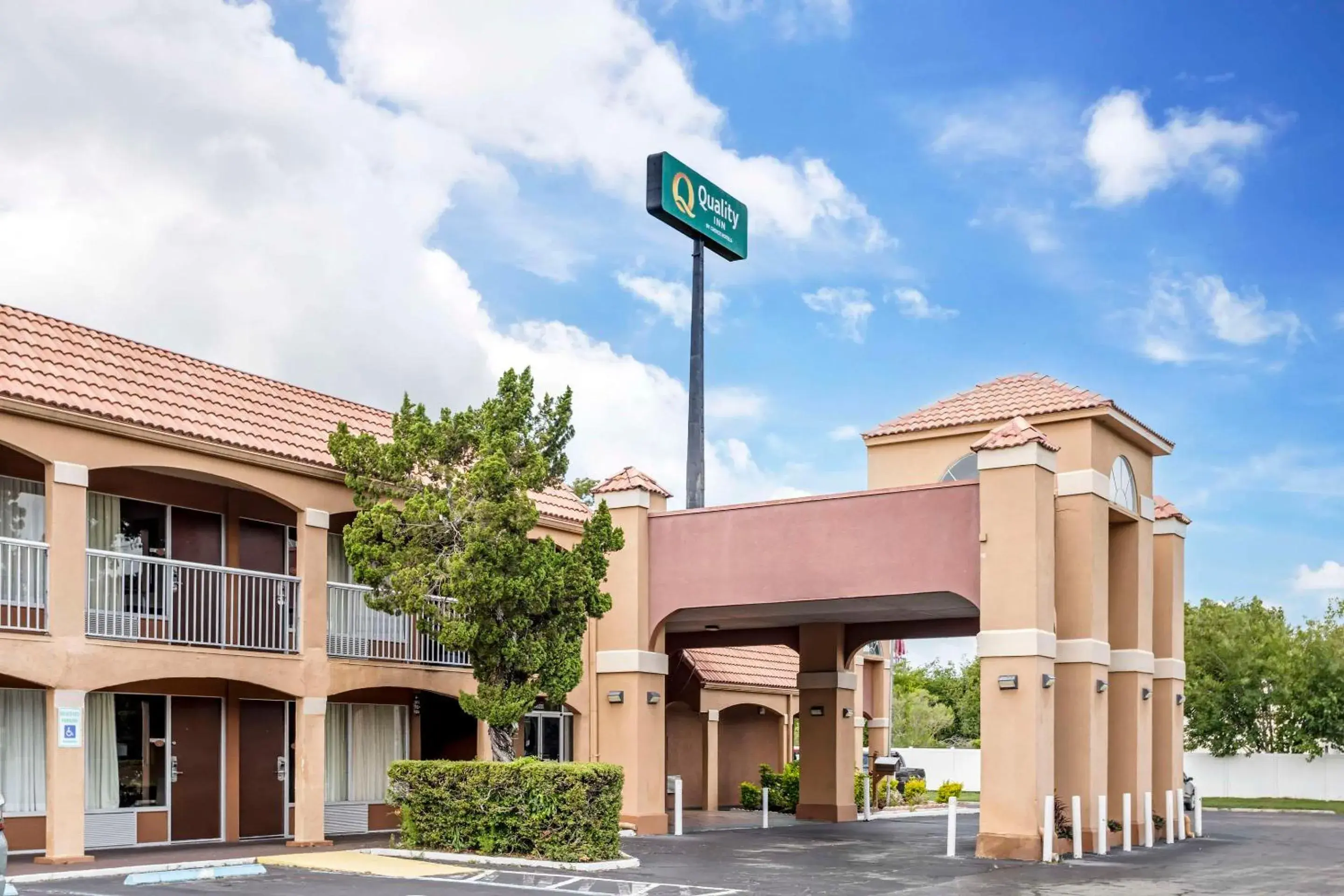 Property building in Quality Inn Alachua - Gainesville Area Property building in Quality Inn Alachua - Gainesville Area