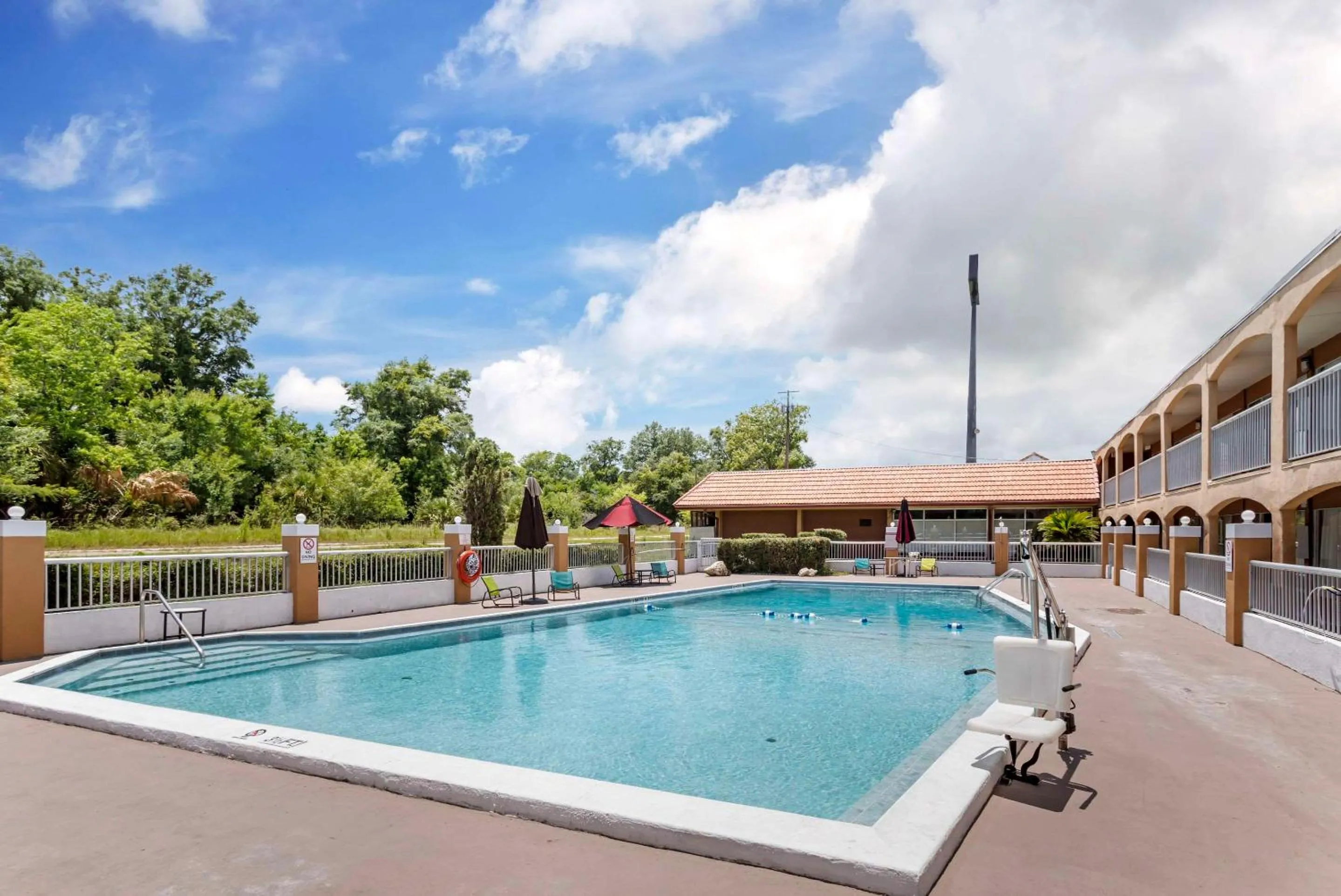 Swimming pool in Quality Inn Alachua - Gainesville Area