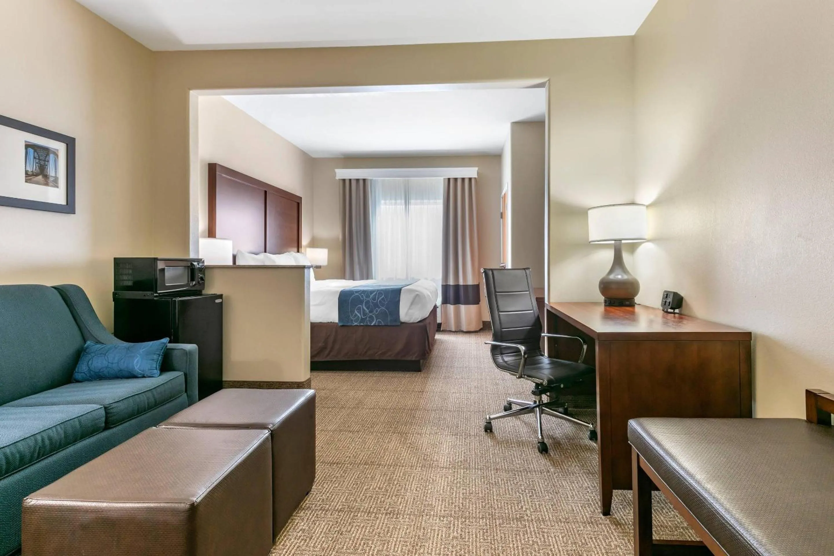 Bedroom in Comfort Suites Batesville