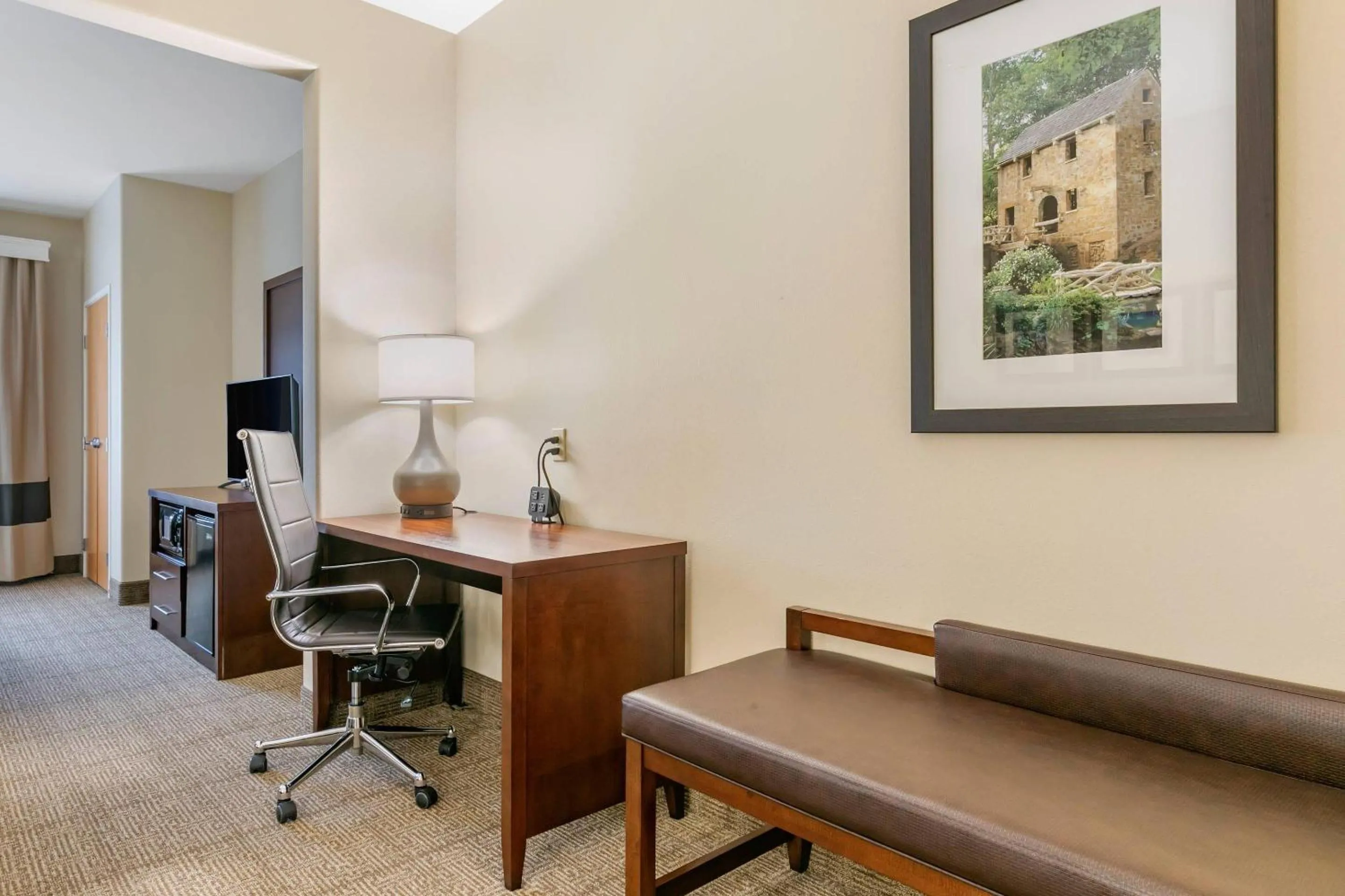 Bedroom in Comfort Suites Batesville