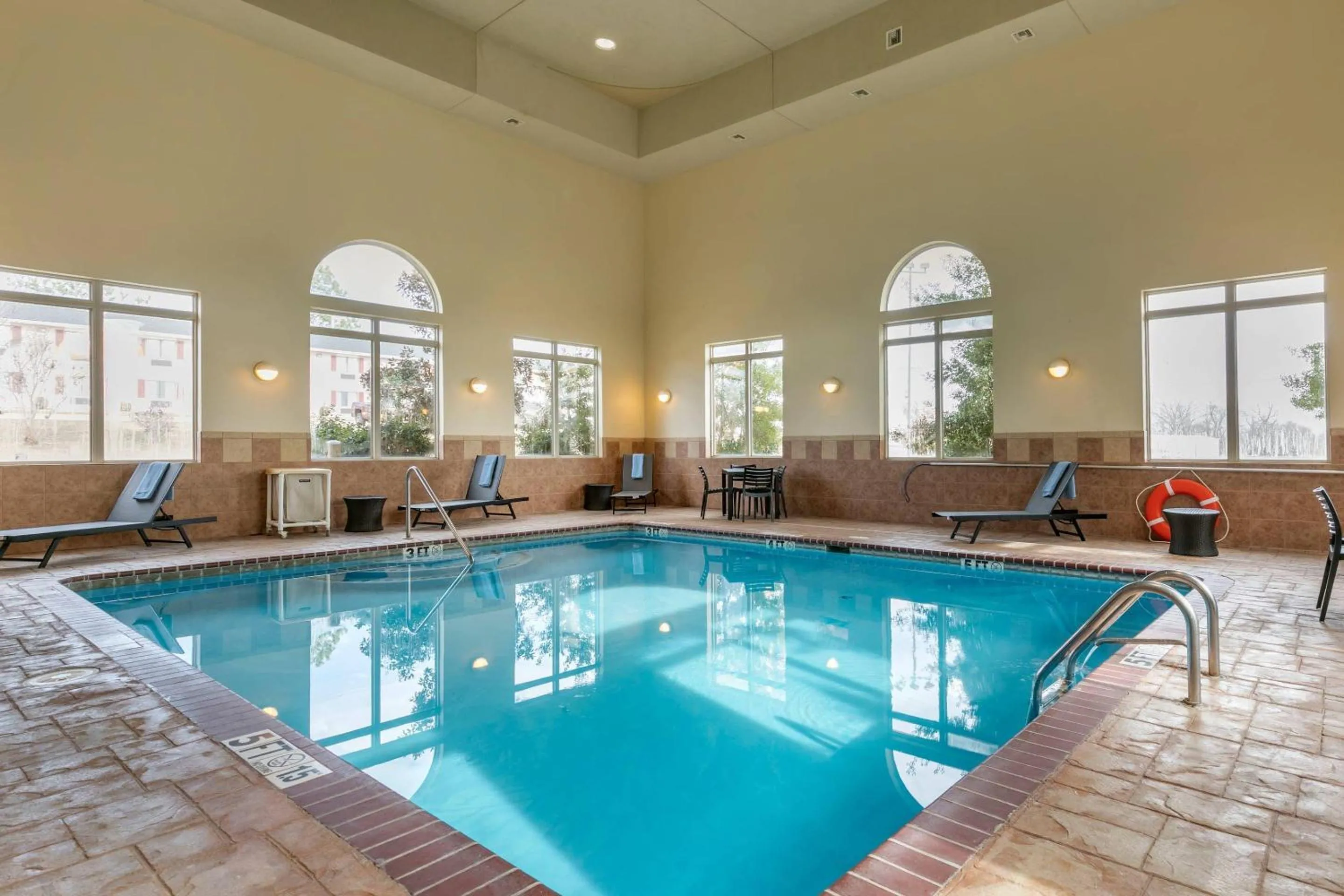 Swimming pool in Comfort Suites Batesville