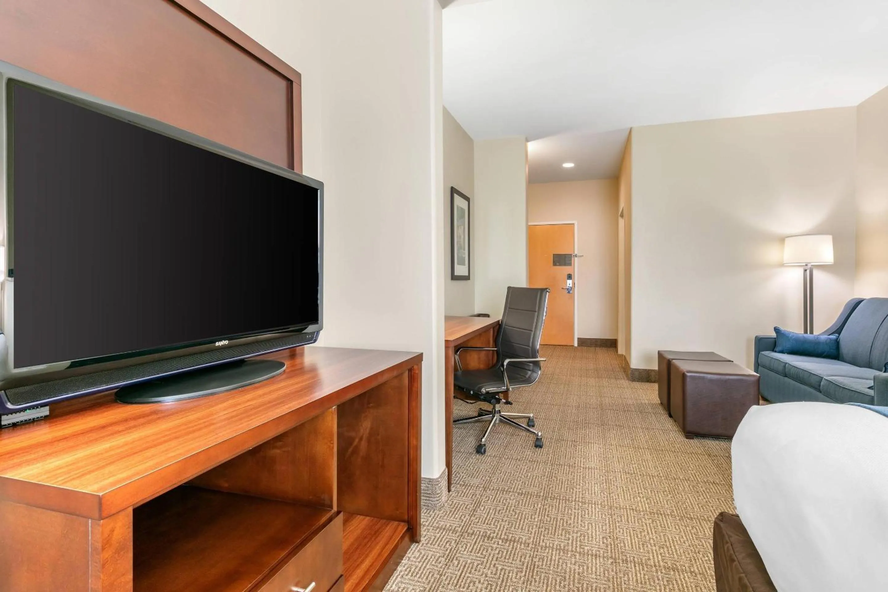 Bedroom in Comfort Suites Batesville