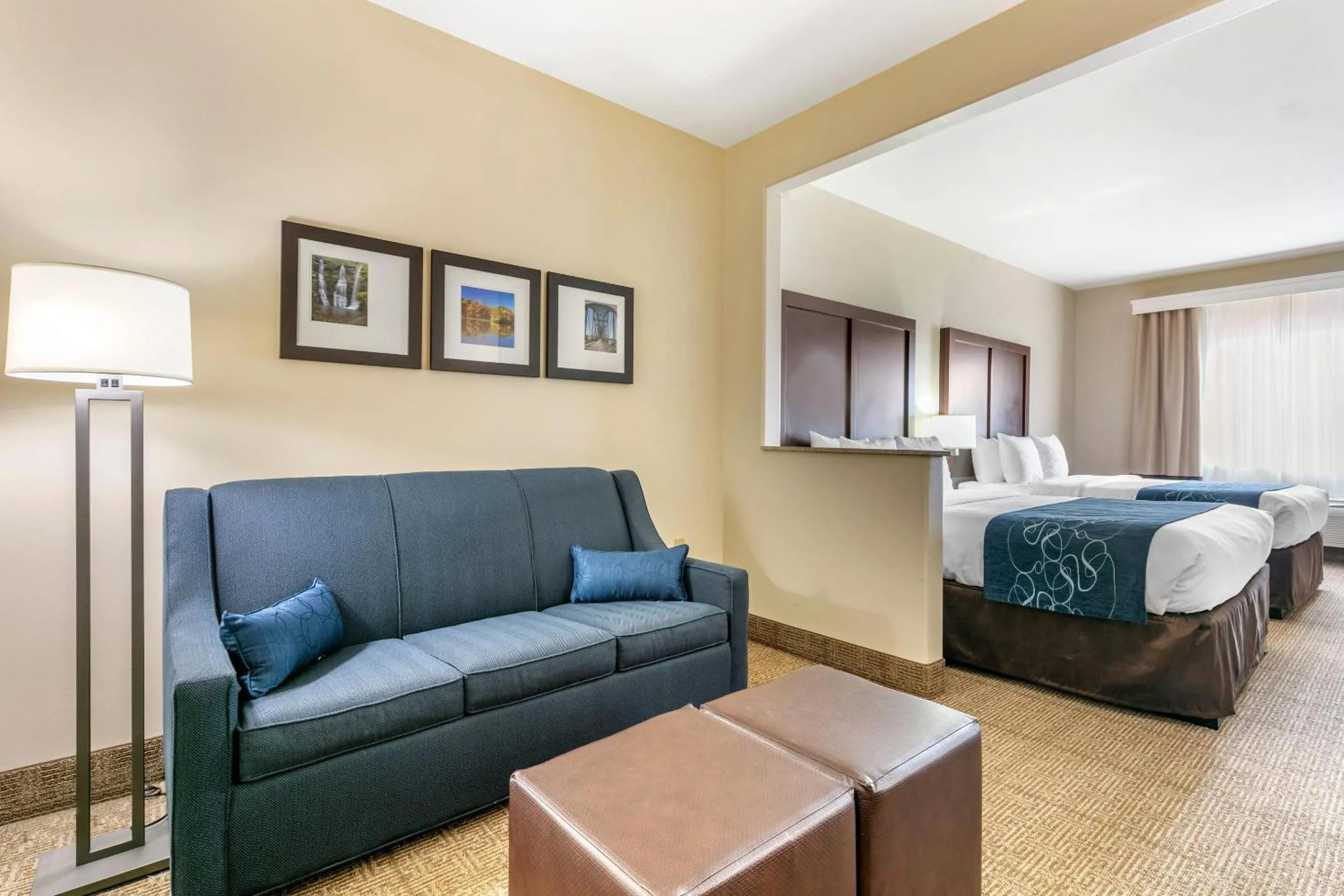 Bedroom, Bed in Comfort Suites Batesville
