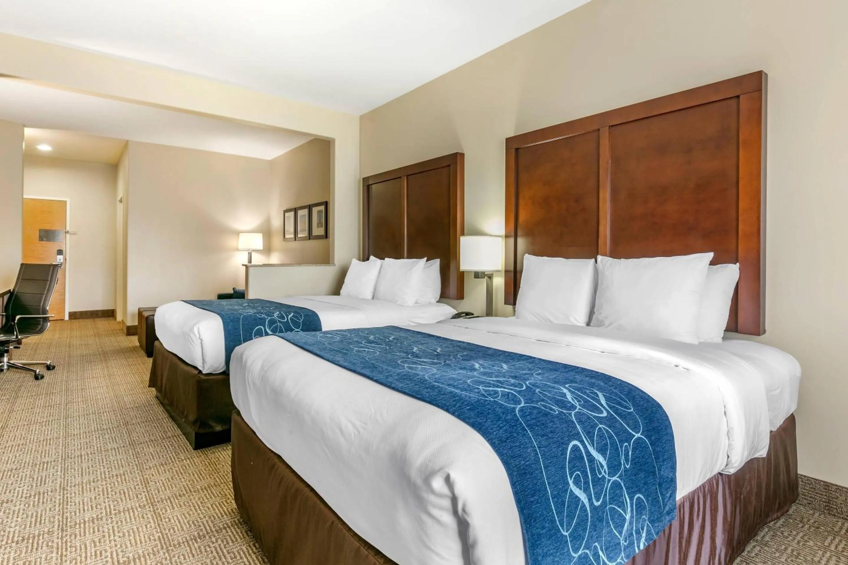 Bedroom, Bed in Comfort Suites Batesville