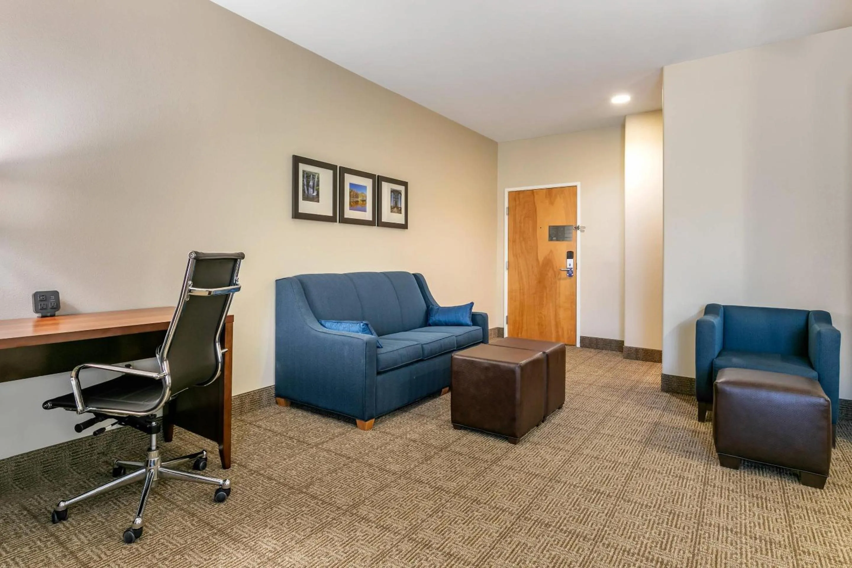 Bedroom in Comfort Suites Batesville