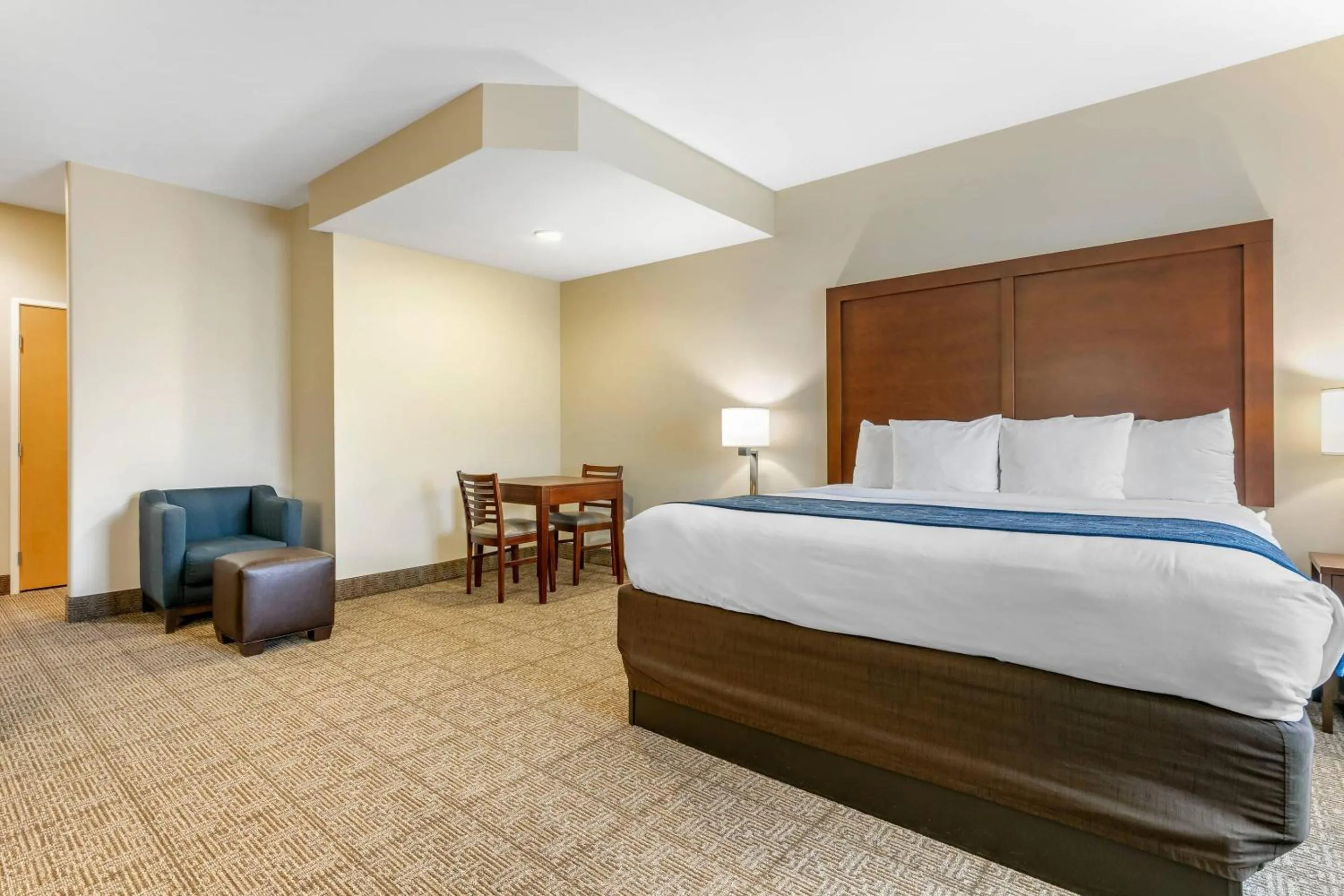 Bedroom, Bed in Comfort Suites Batesville