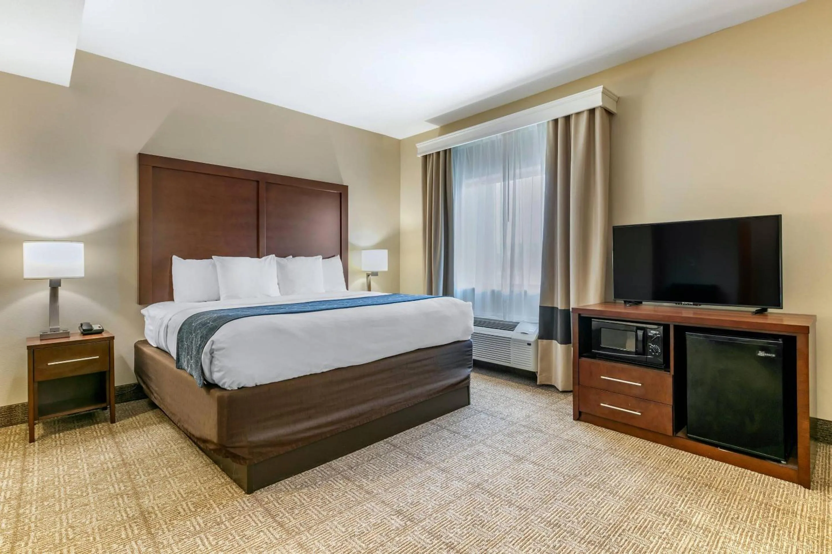 Bedroom, Bed in Comfort Suites Batesville