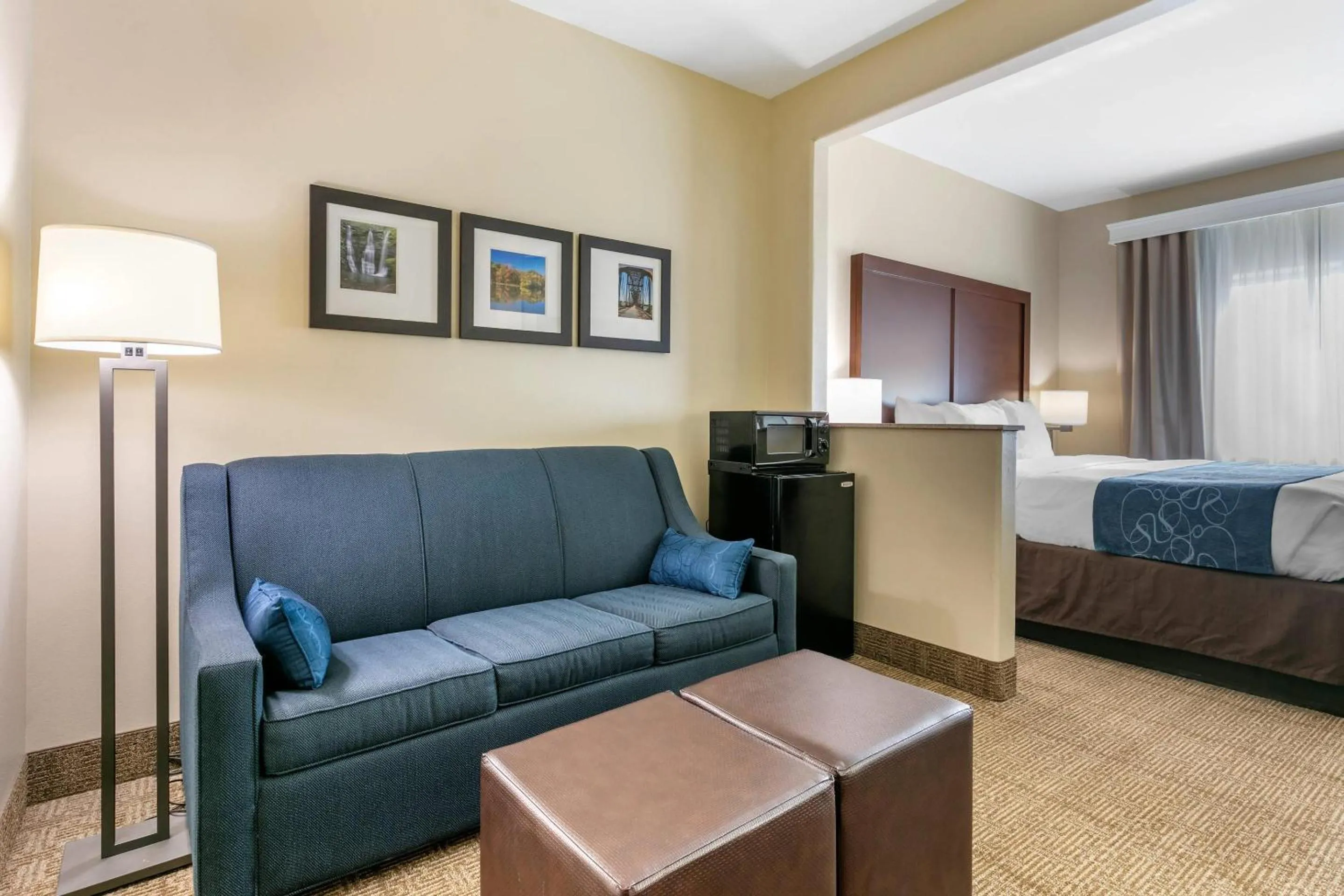 Bedroom, Bed in Comfort Suites Batesville