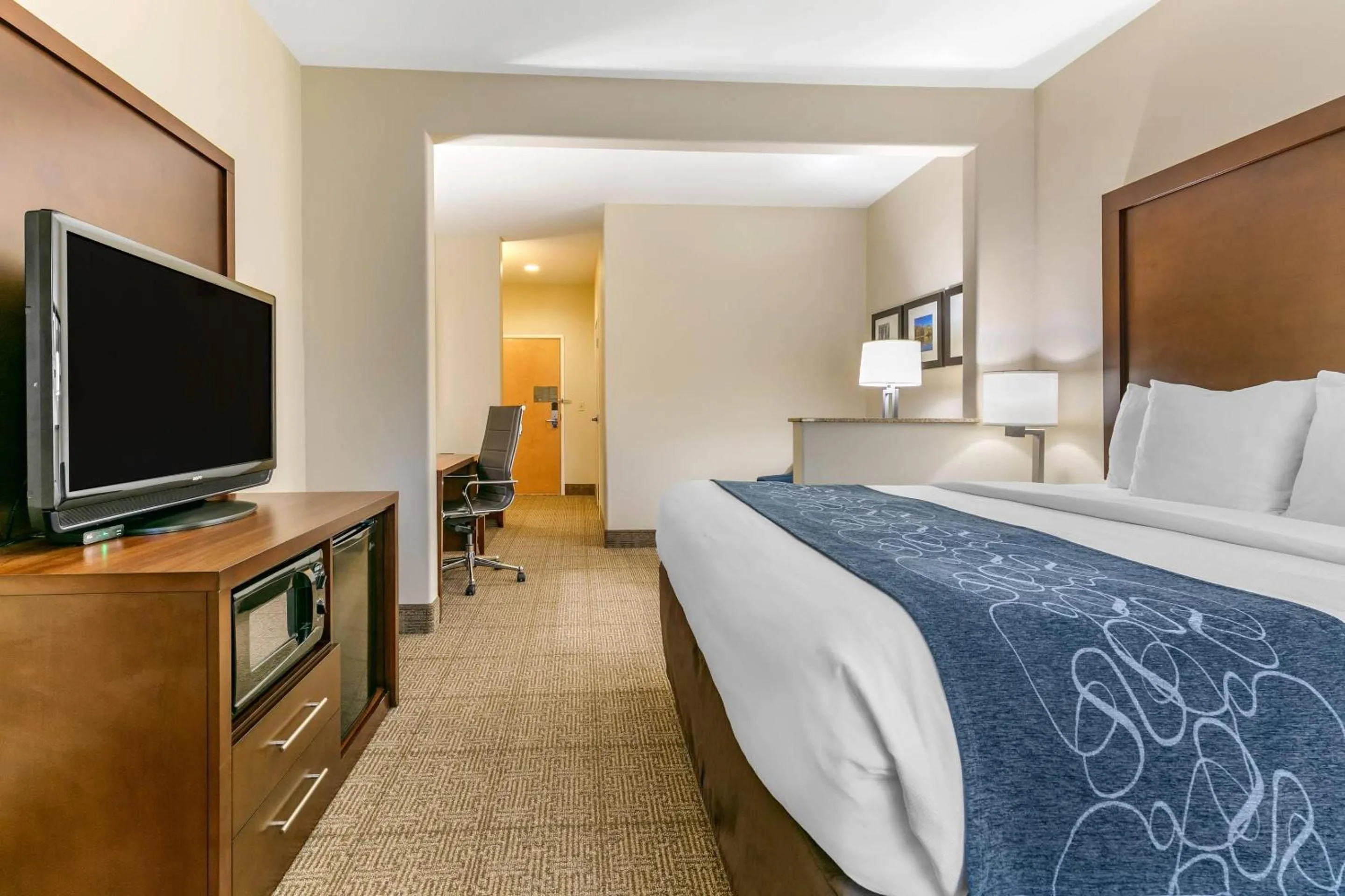 Bedroom, Bed in Comfort Suites Batesville