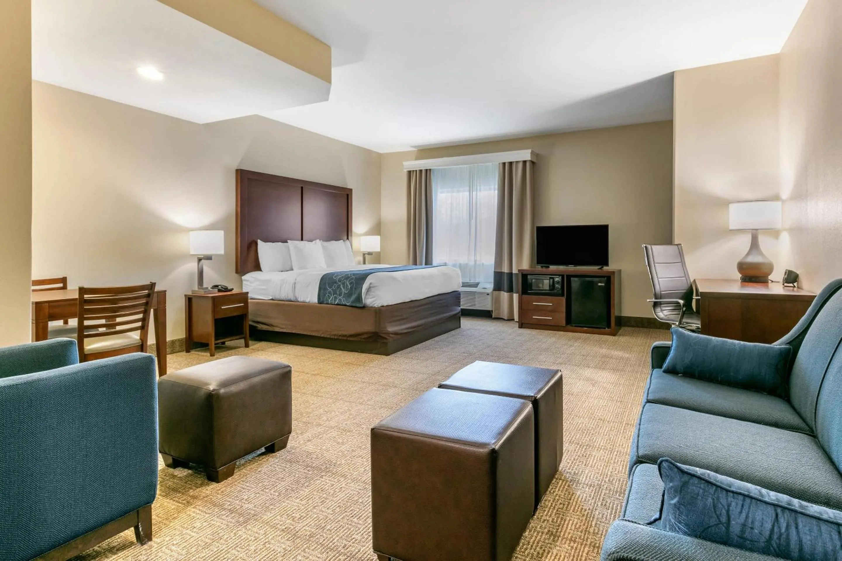 Bedroom, Bed in Comfort Suites Batesville