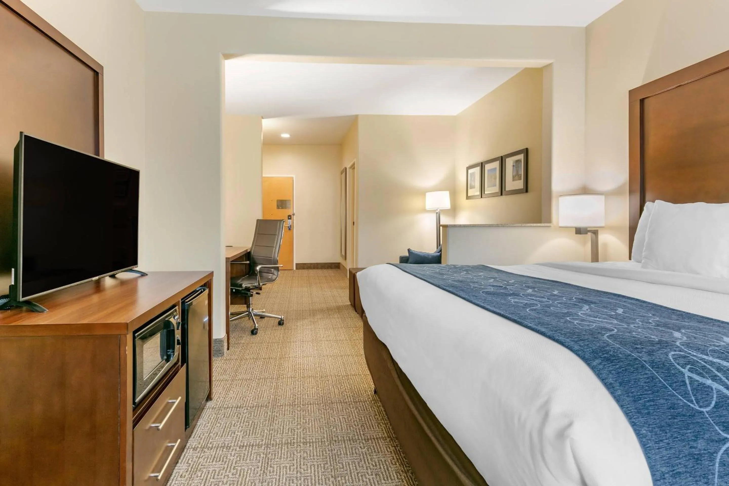 Bedroom, Bed in Comfort Suites Batesville