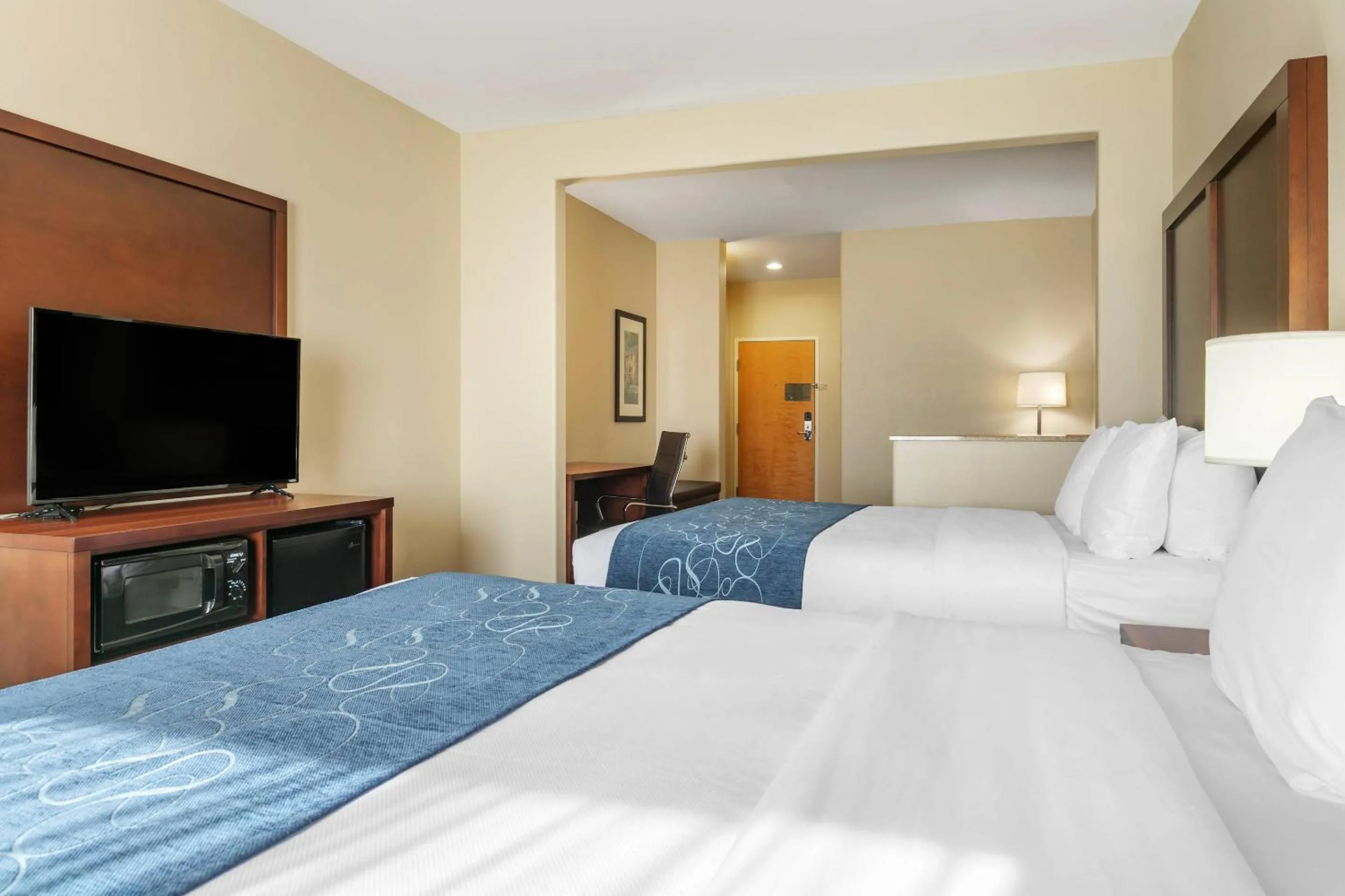 Bedroom, Bed in Comfort Suites Batesville