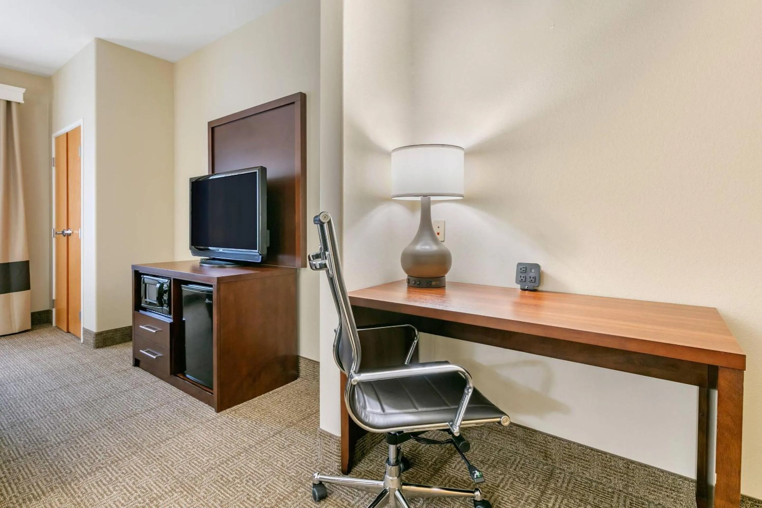 Bedroom in Comfort Suites Batesville
