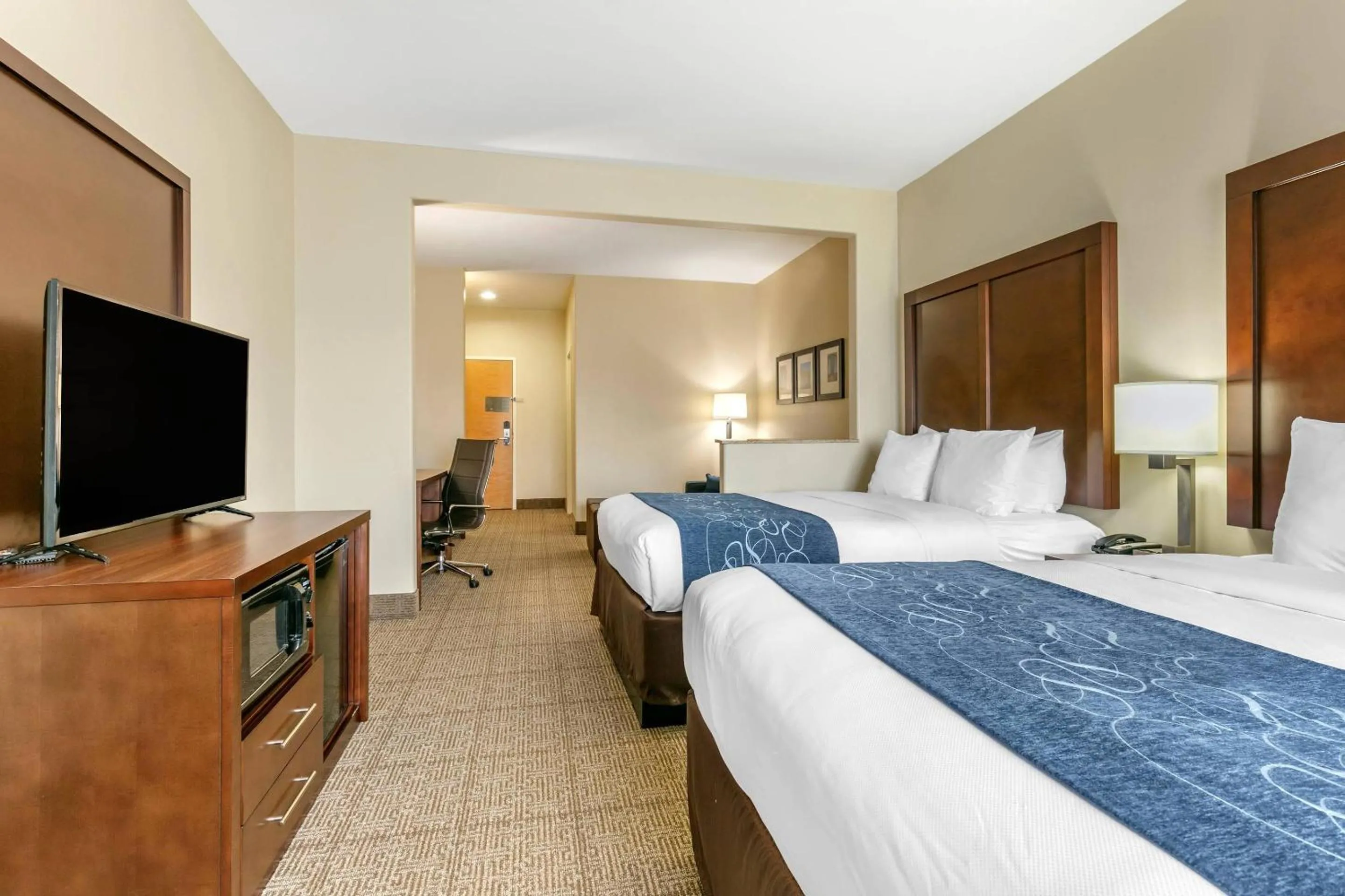 Bedroom, Bed in Comfort Suites Batesville