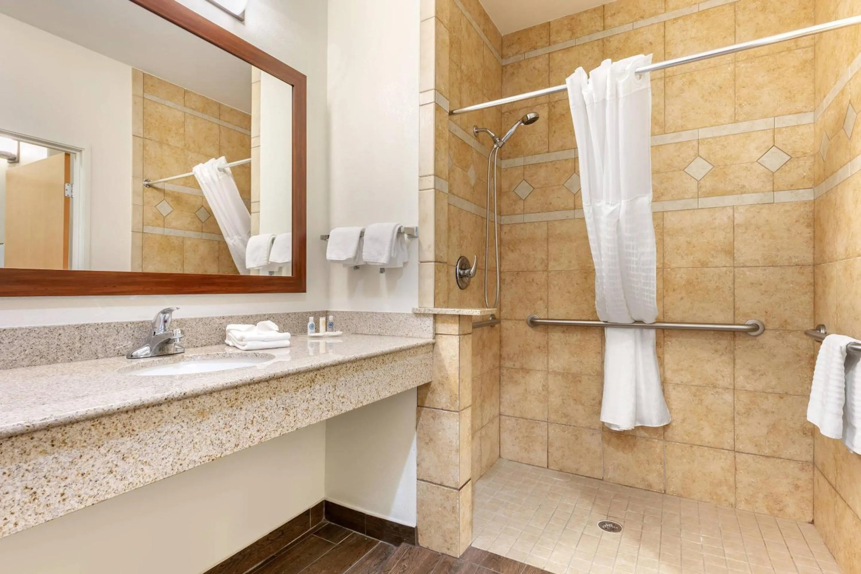 Bedroom in Comfort Suites Batesville