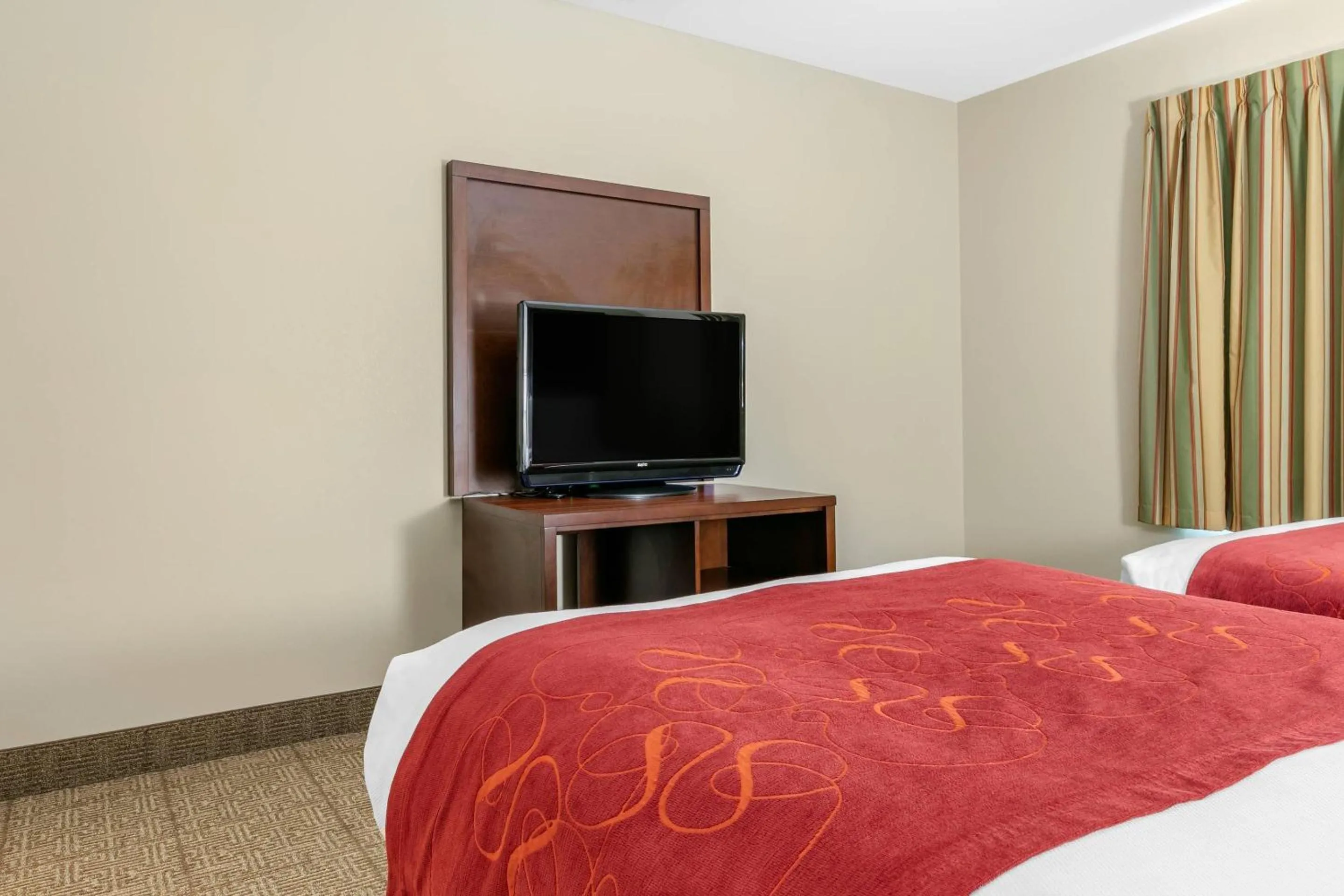 Bedroom, Bed in Comfort Suites Batesville