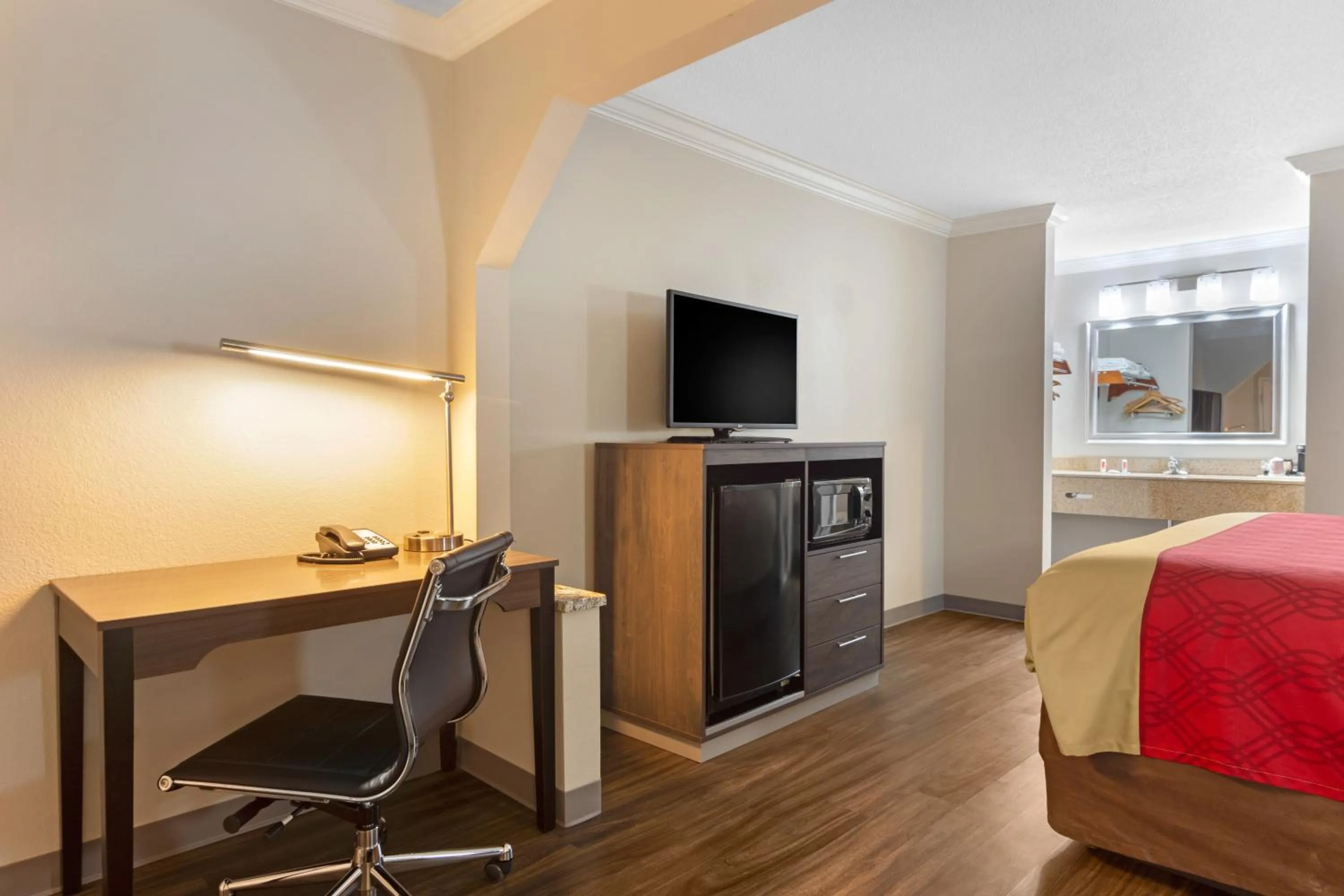 TV and multimedia in Econo Lodge Byron - Warner Robins