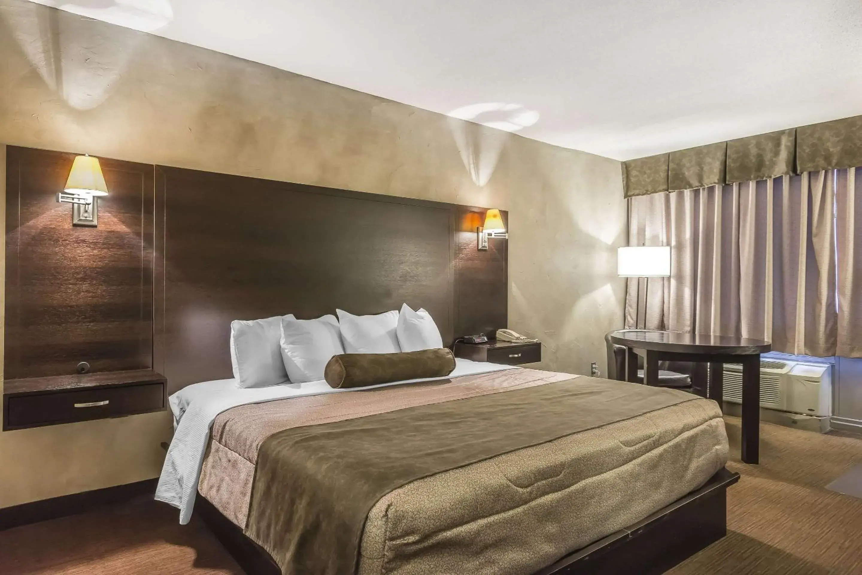 Photo of the whole room, Bed in Quality Hotel & Conference Centre Photo of the whole room, Bed in Quality Hotel & Conference Centre