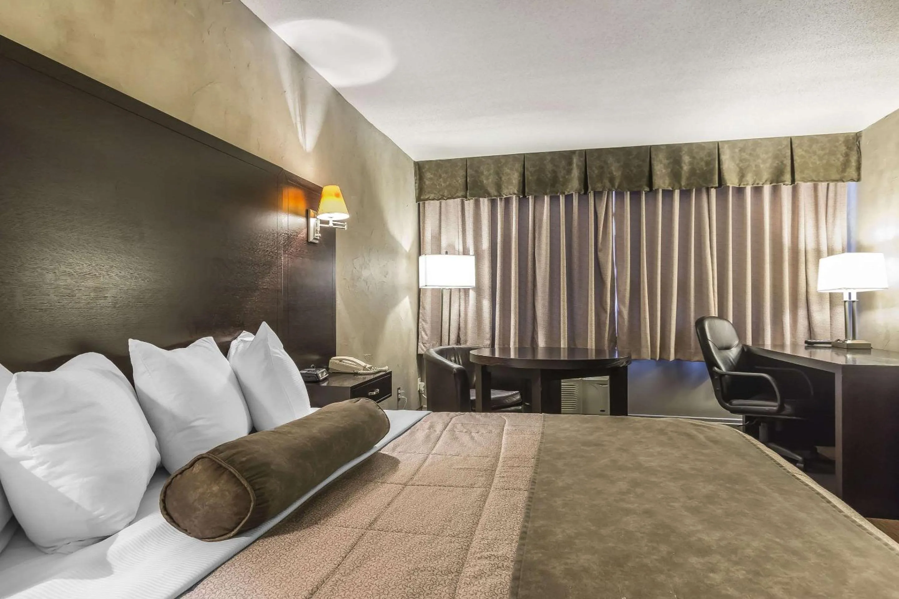 Photo of the whole room, Bed in Quality Hotel & Conference Centre