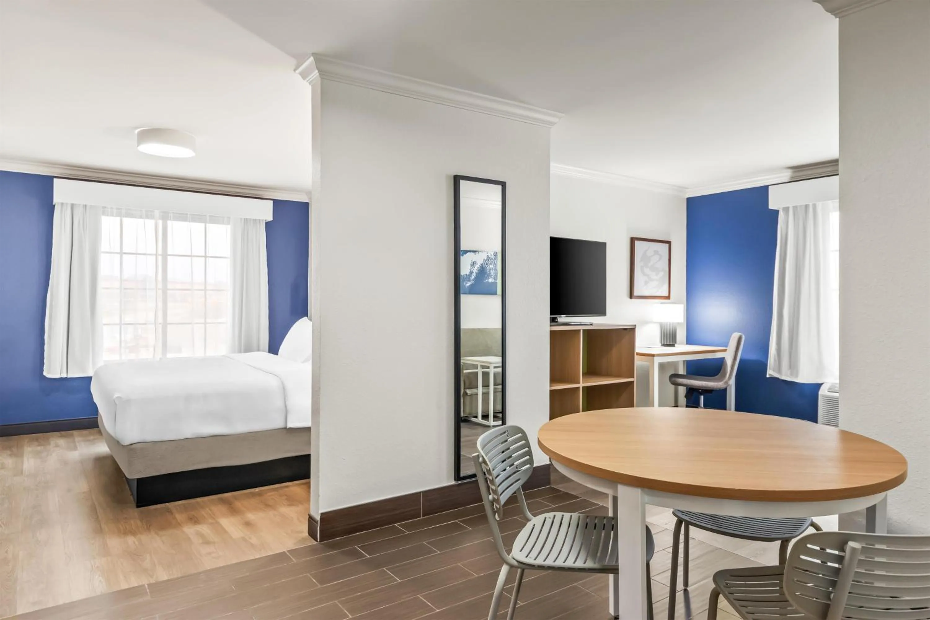 Living room, Bed in Spark by Hilton Cincinnati Fairfield