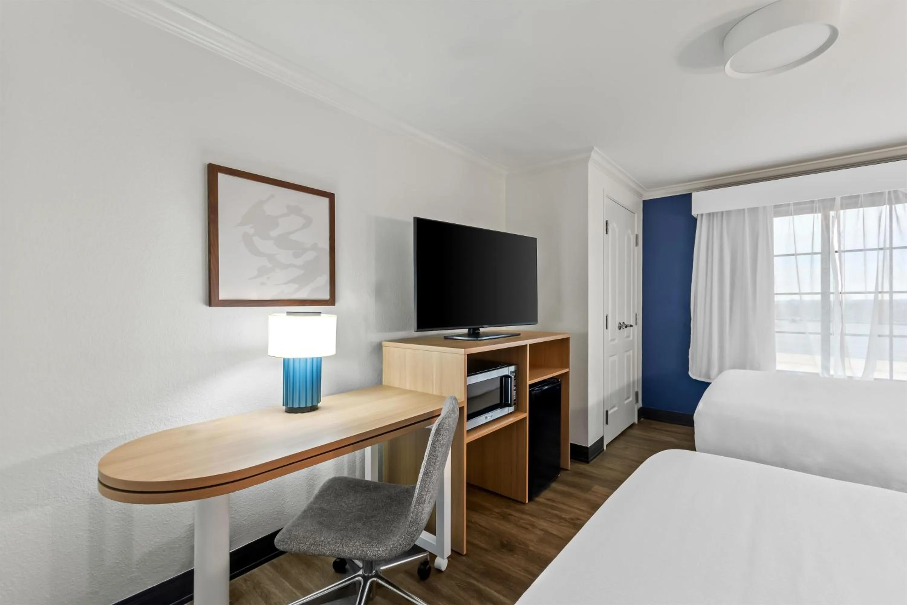 Bedroom, Bed in Spark by Hilton Cincinnati Fairfield