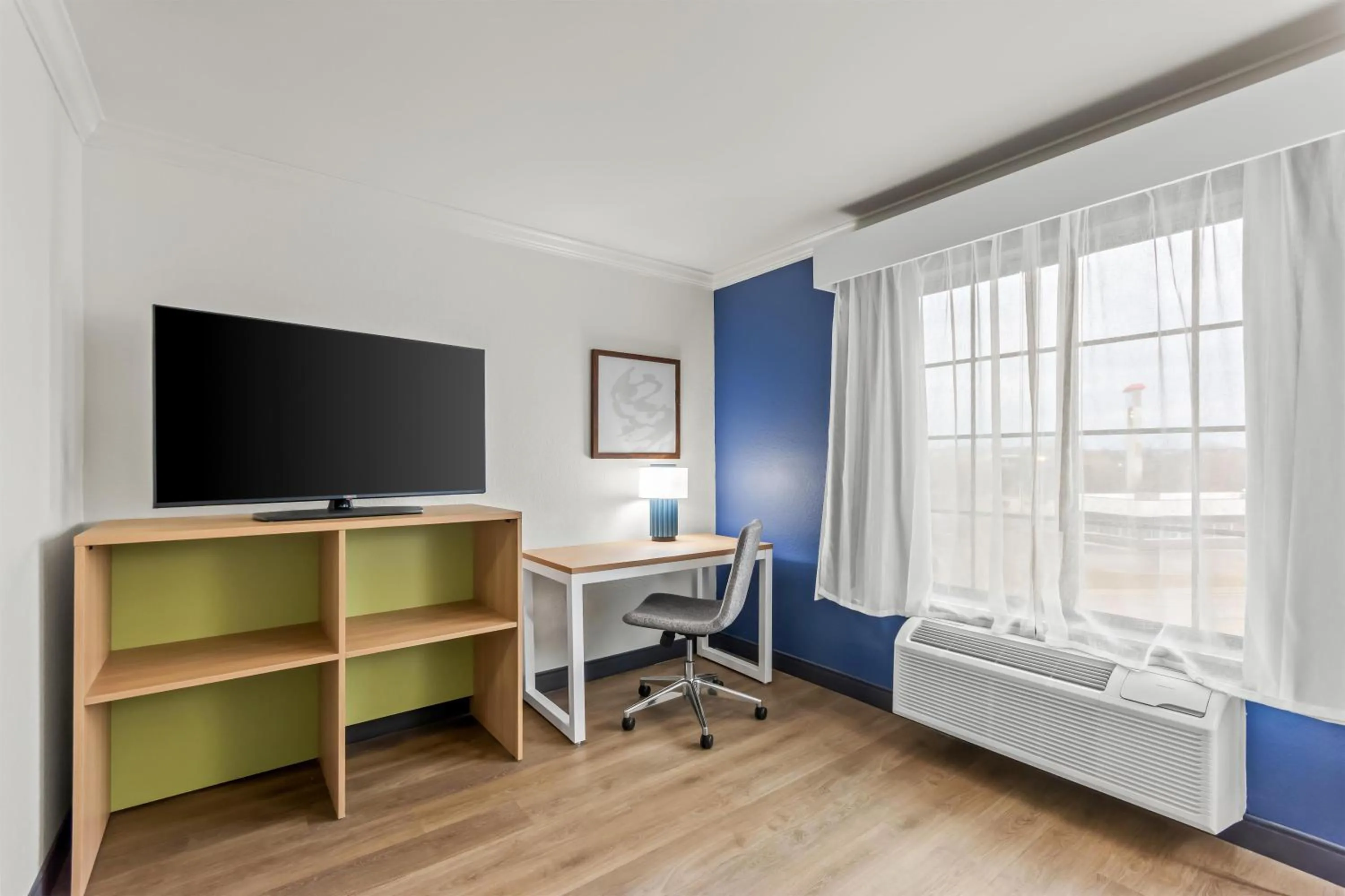 Bedroom, Bed in Spark by Hilton Cincinnati Fairfield