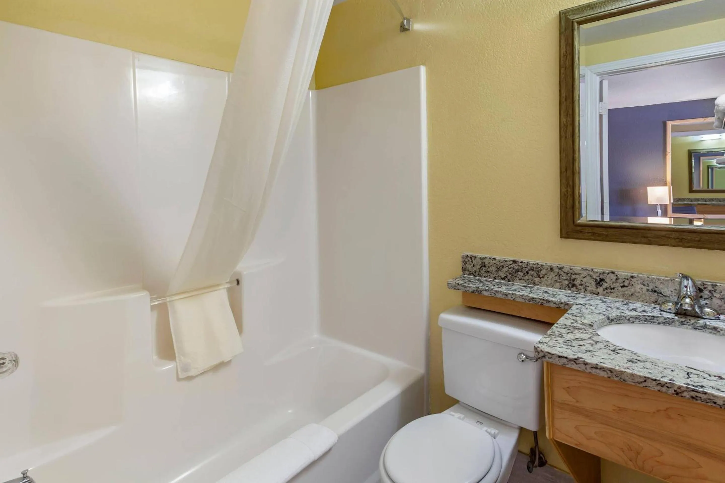 Bedroom in Econo Lodge Clovis