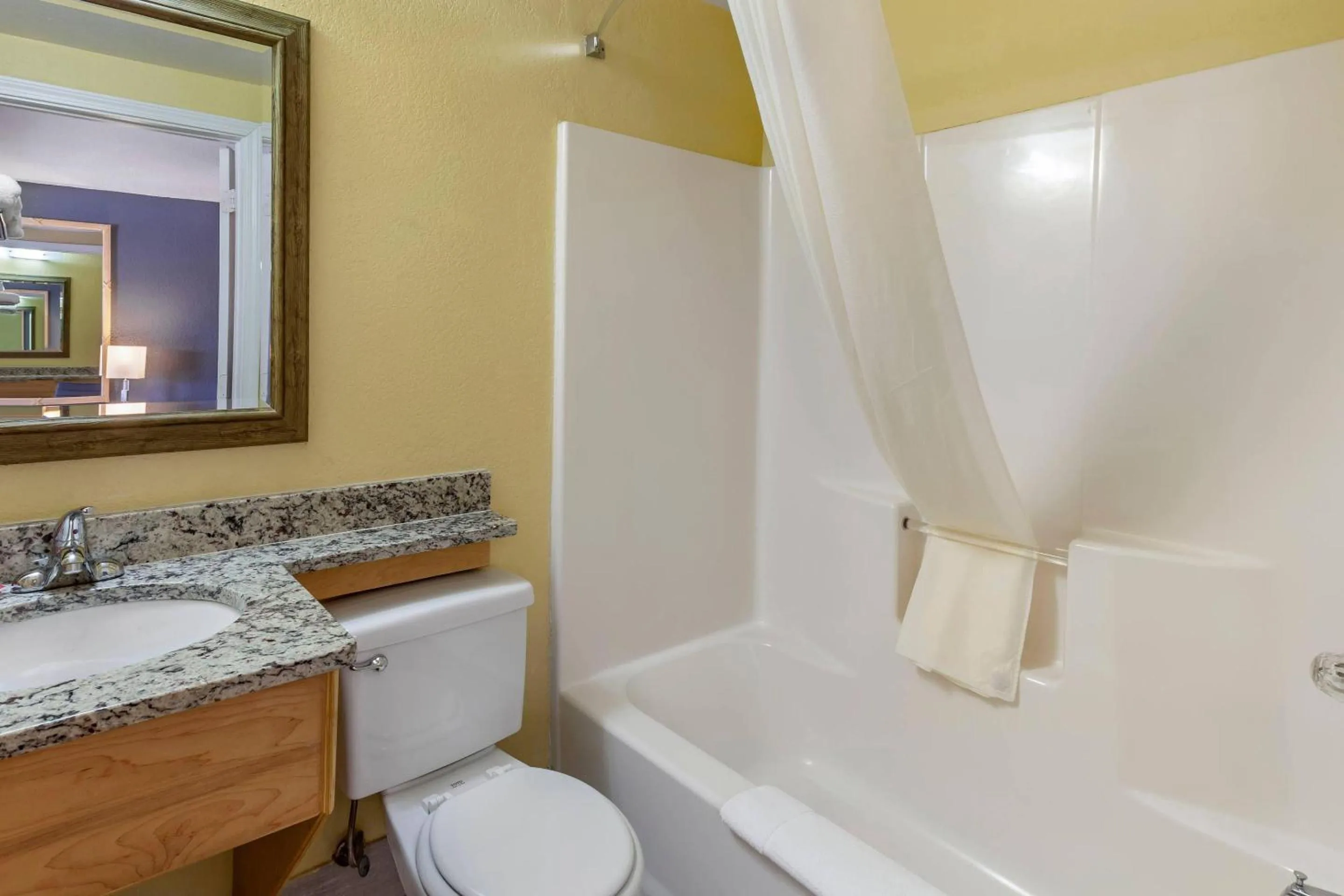 Bedroom in Econo Lodge Clovis