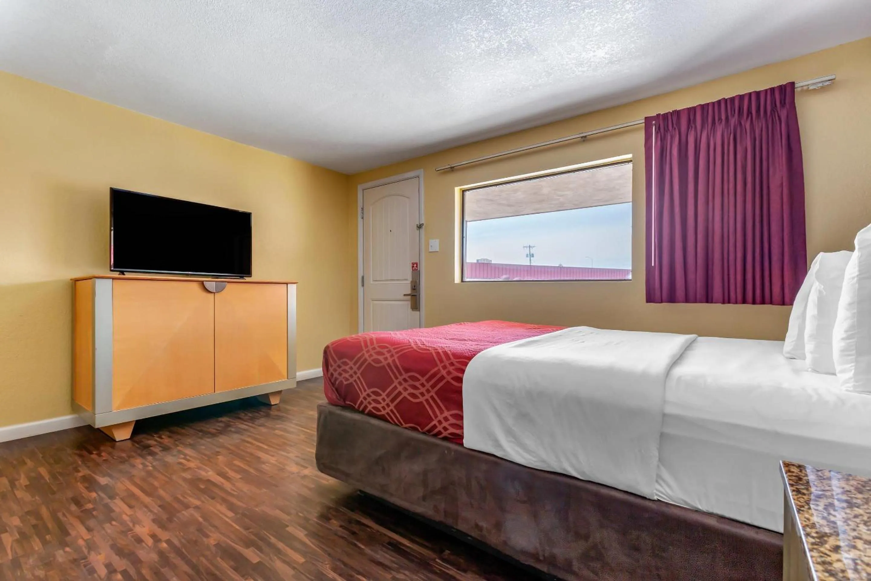Bedroom, Bed in Econo Lodge Clovis