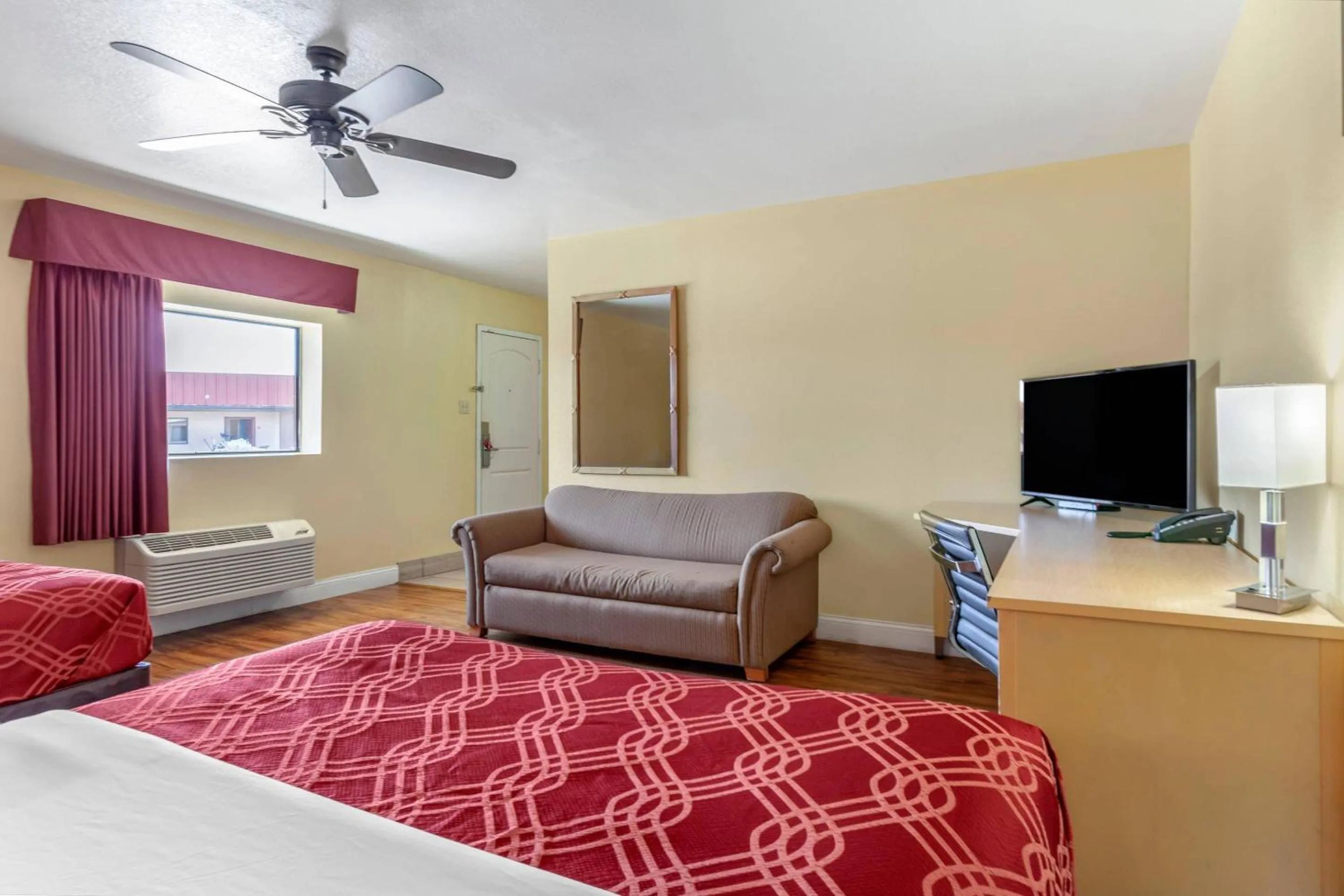 Bedroom, Bed in Econo Lodge Clovis