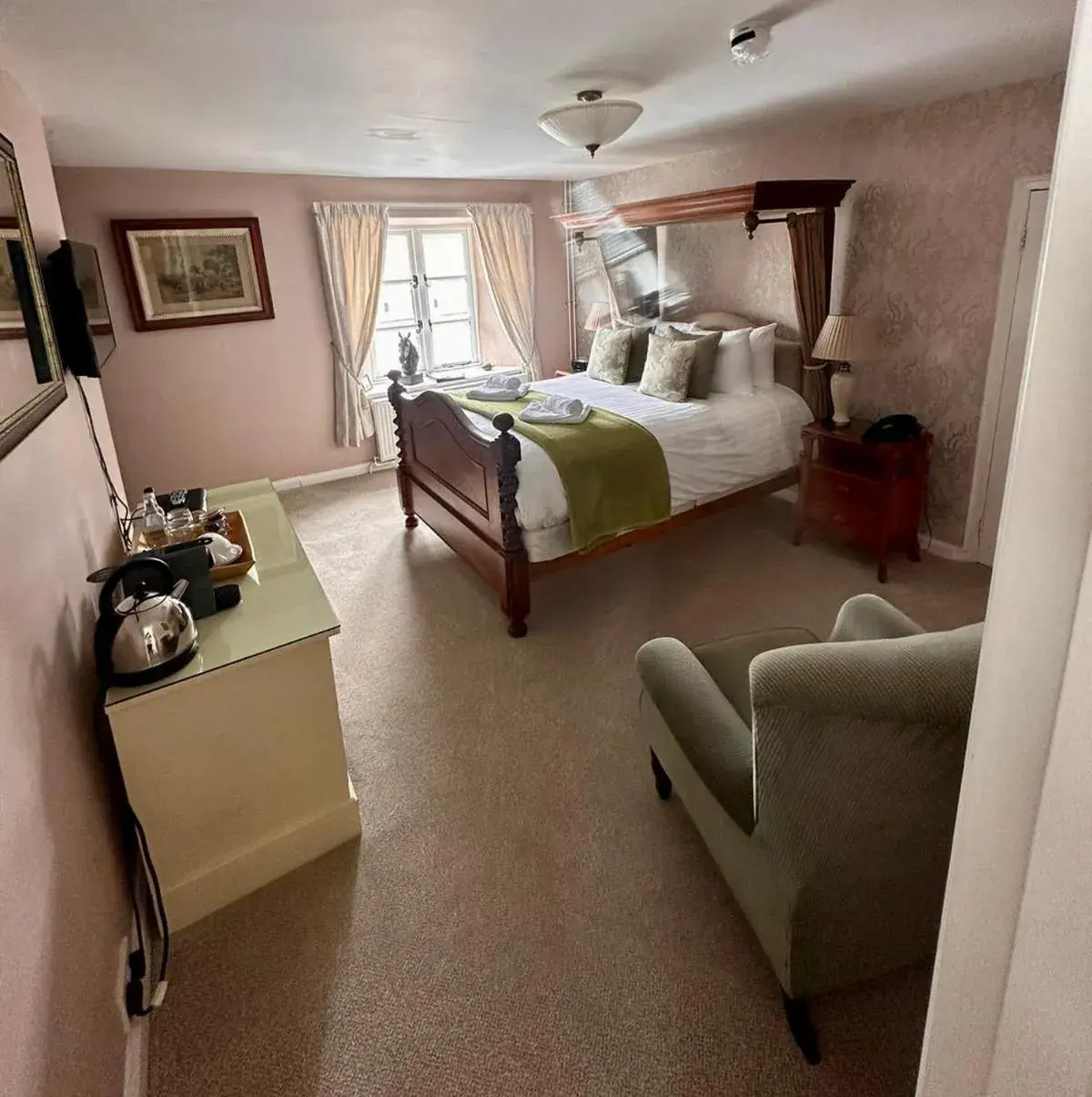 King Room in The Royal Oak Inn King Room in The Royal Oak Inn