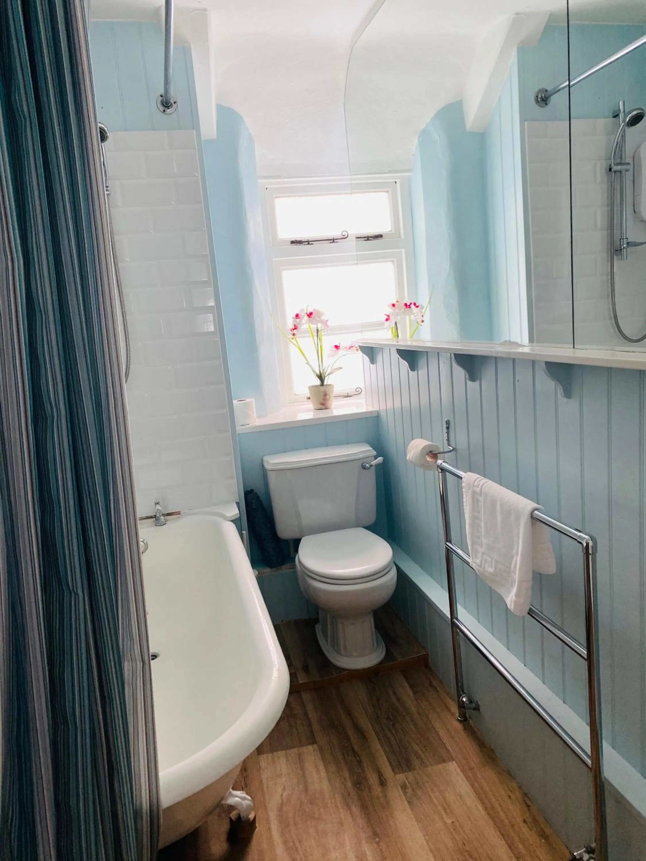 Bathroom in The Royal Oak Inn