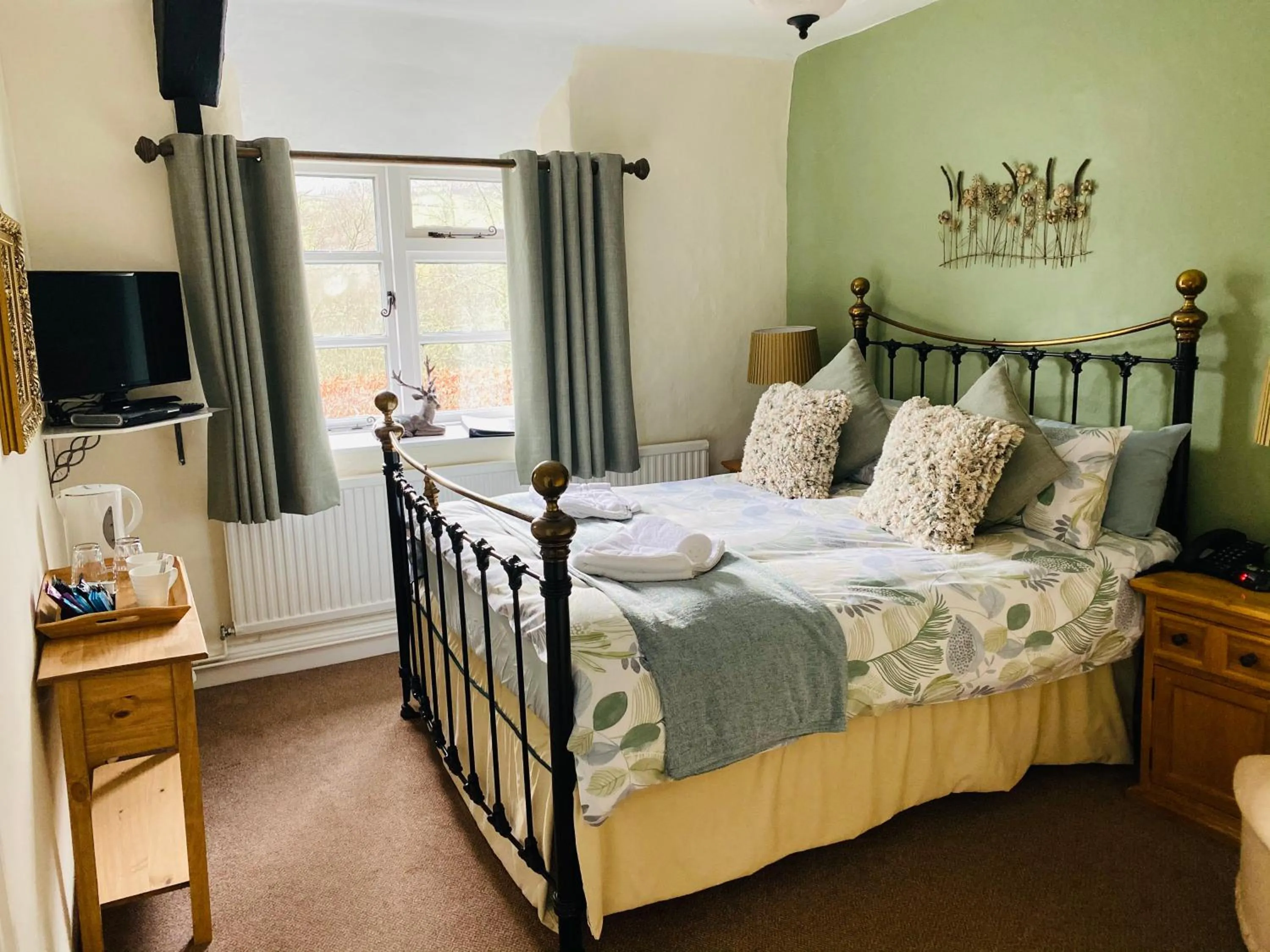 Bedroom, Bed in The Royal Oak Inn