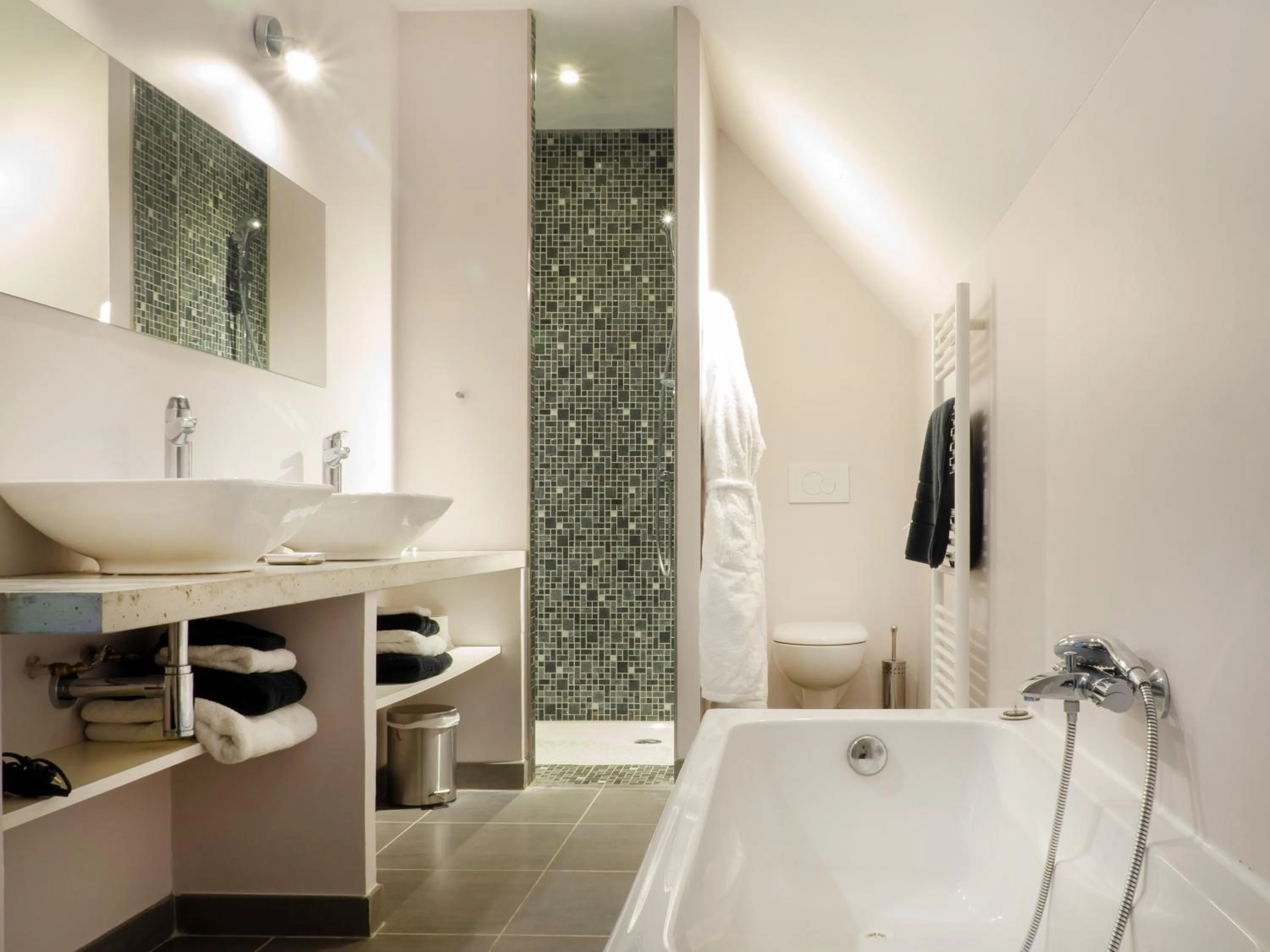 Shower in Château Les Merles et ses Villas