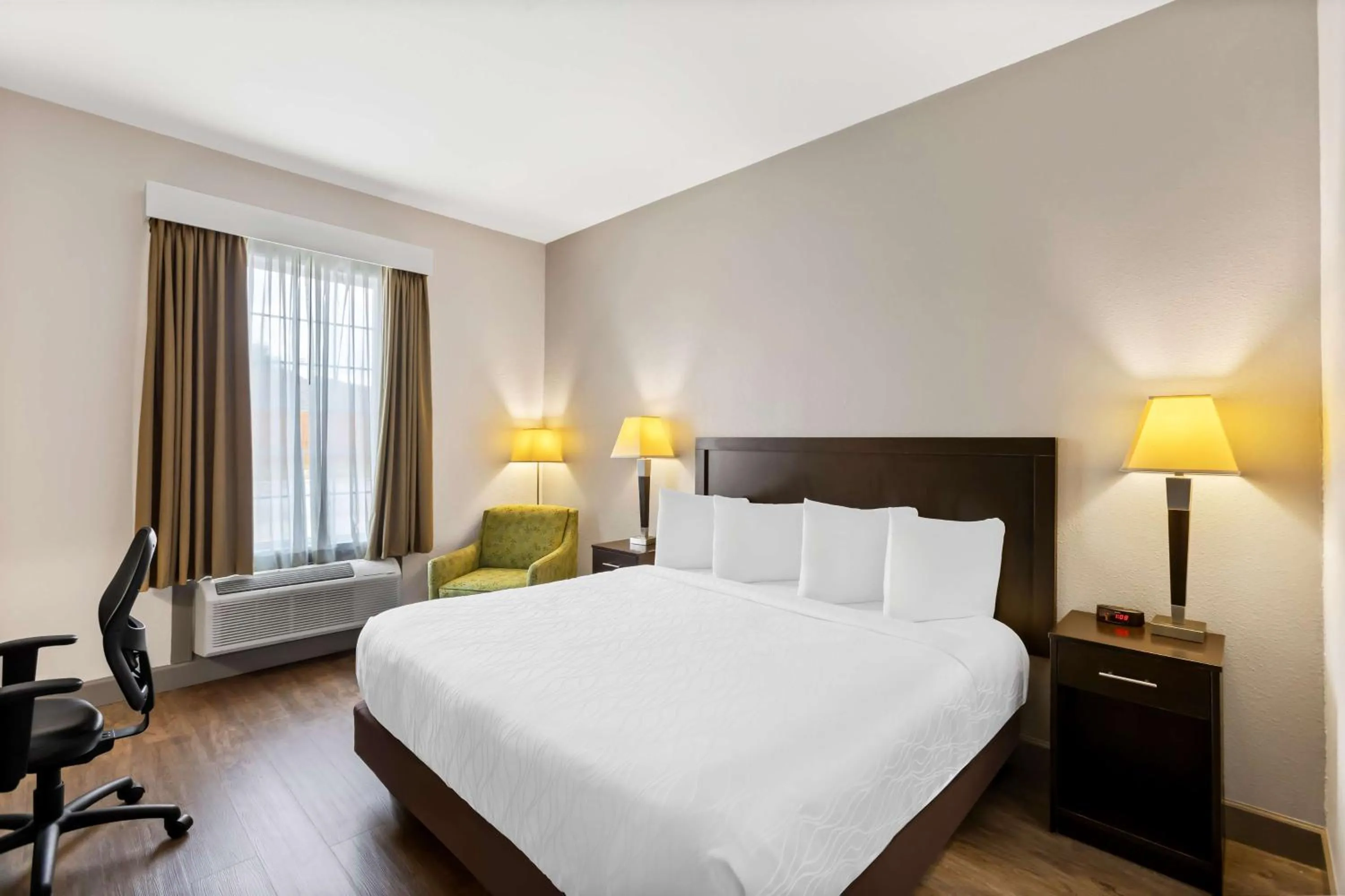 Bedroom, Bed in Sonesta Essential La Porte