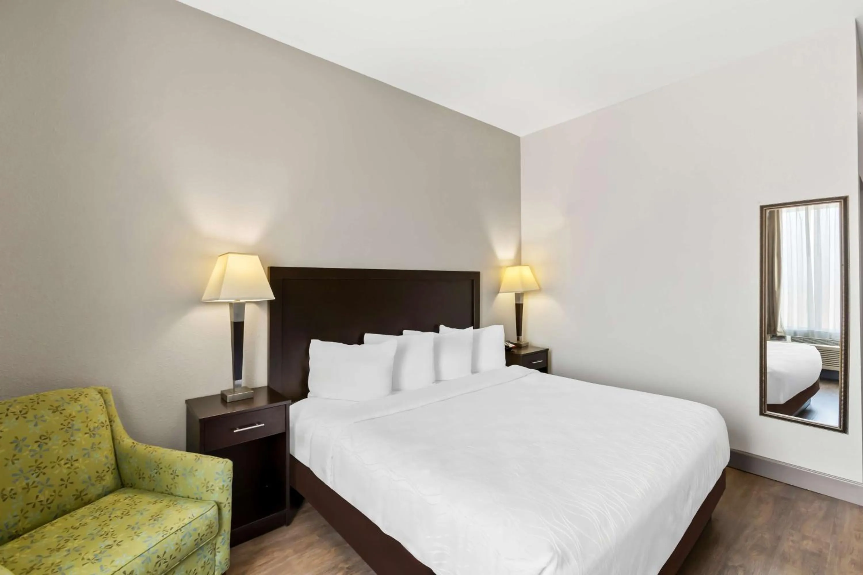 Bedroom, Bed in Sonesta Essential La Porte