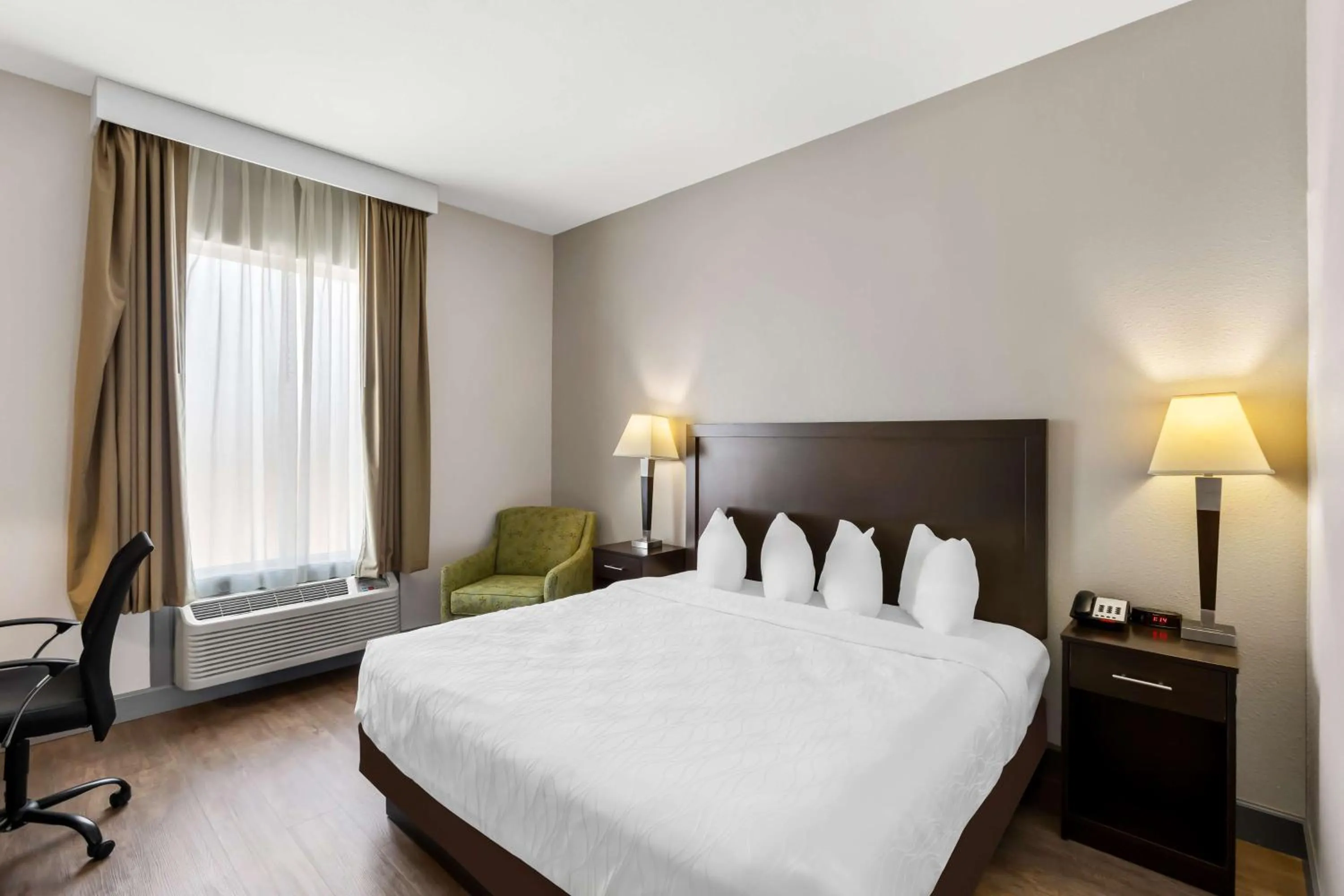 Bedroom, Bed in Sonesta Essential La Porte