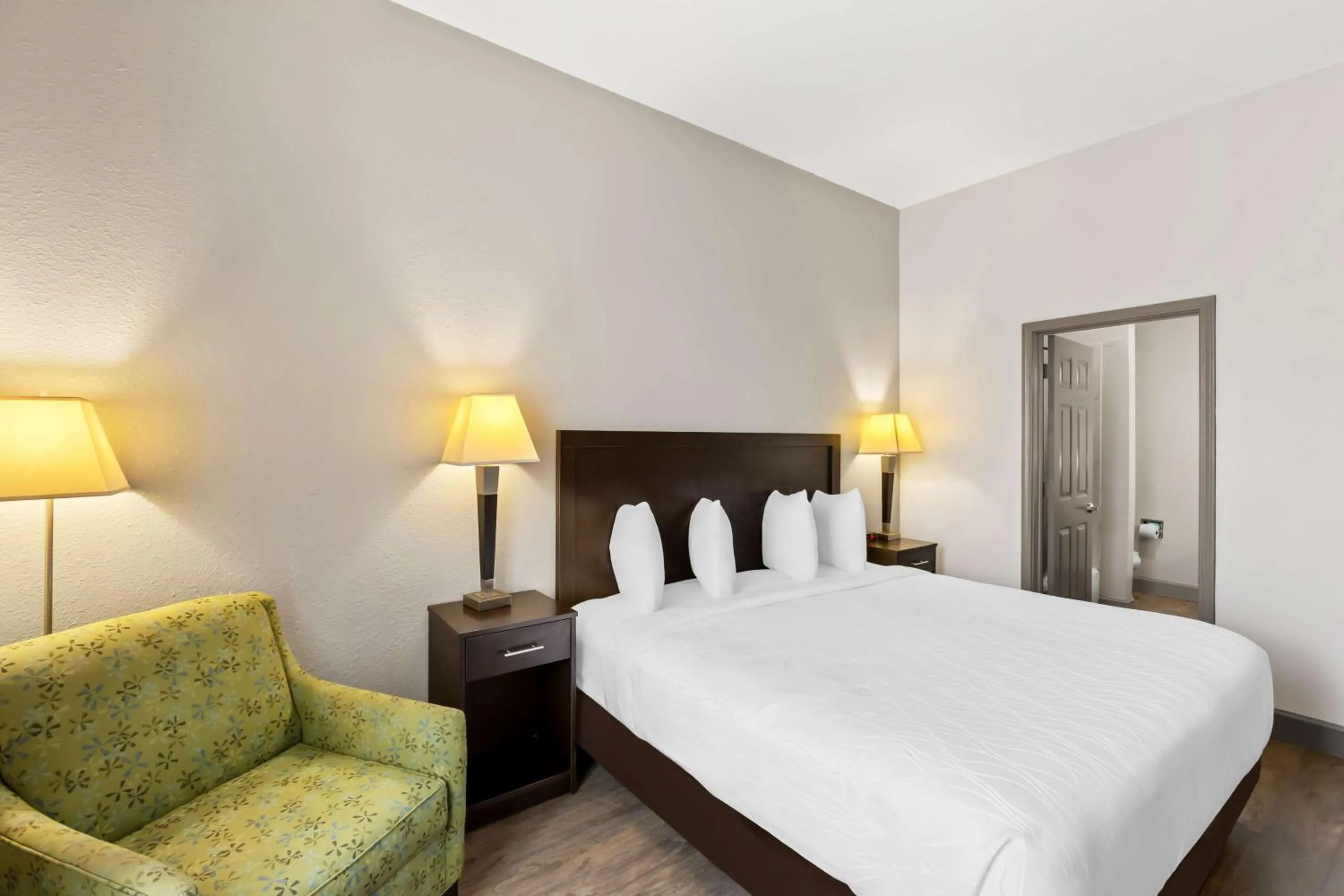 Bedroom, Bed in Sonesta Essential La Porte