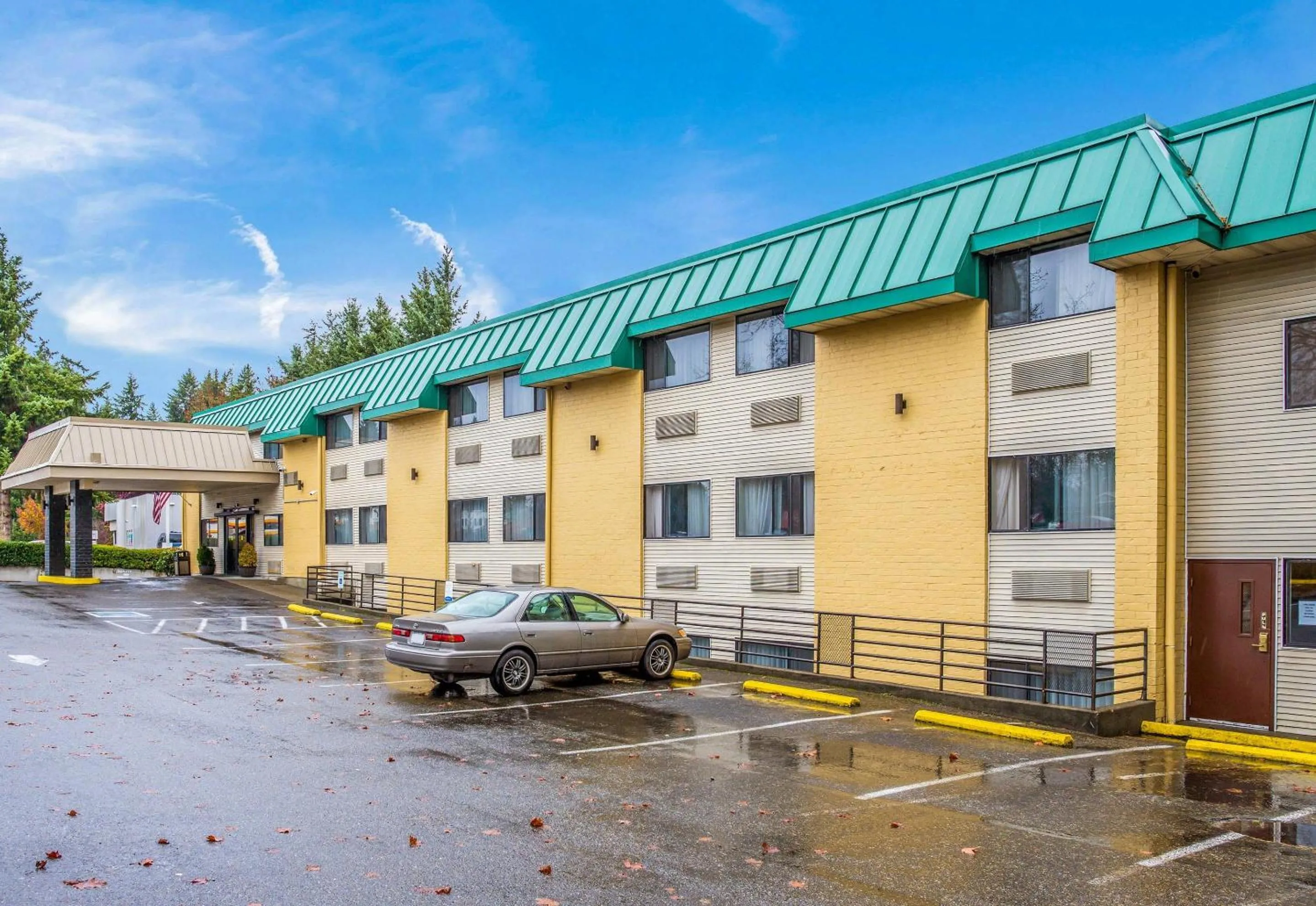 Property building in Quality Inn & Suites Lacey Olympia