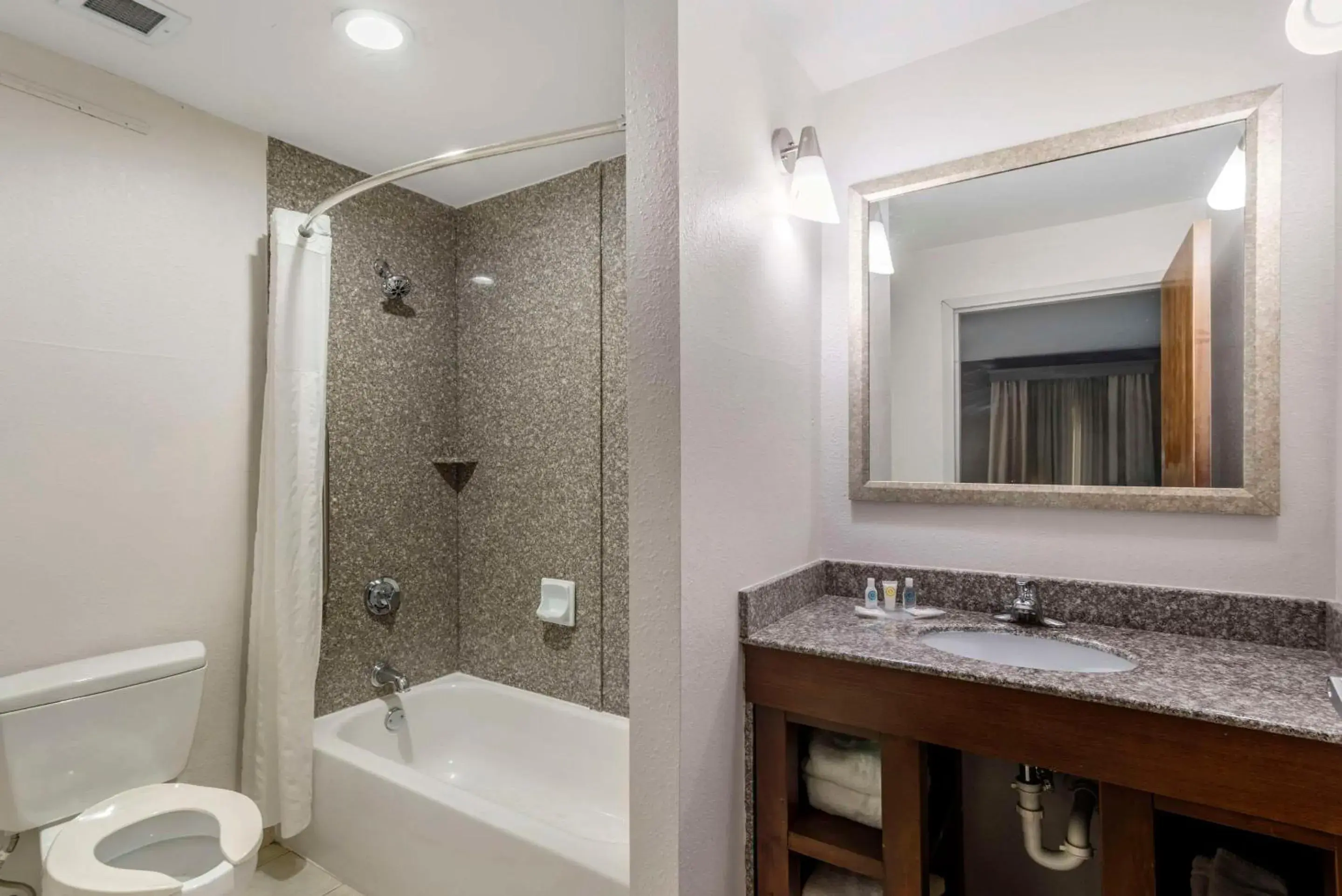 Bedroom in Comfort Suites Macon Northwest Bedroom in Comfort Suites Macon Northwest