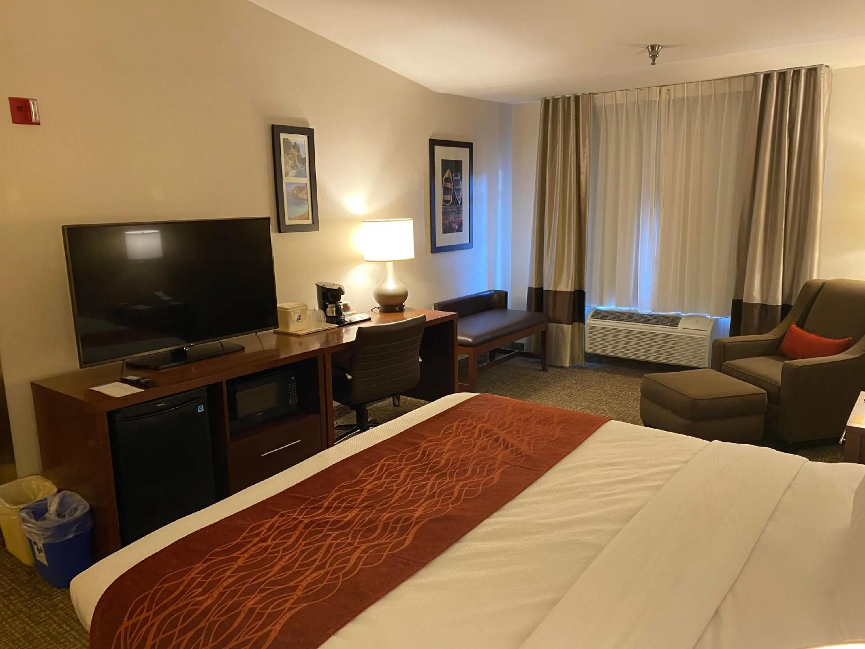 TV and multimedia, Bed in Comfort Inn Marina on the Monterey Bay