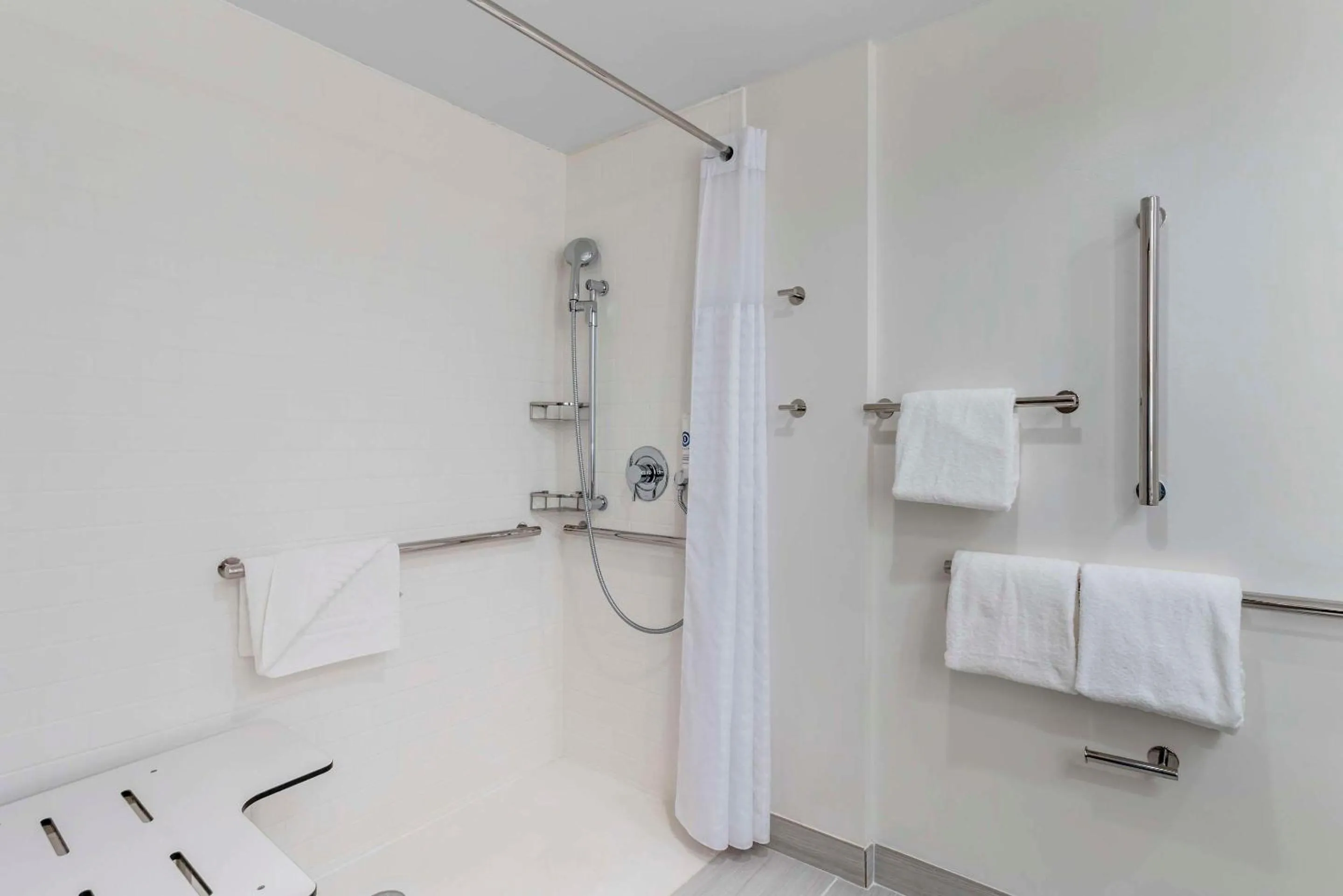 Bedroom in Comfort Inn Marina on the Monterey Bay