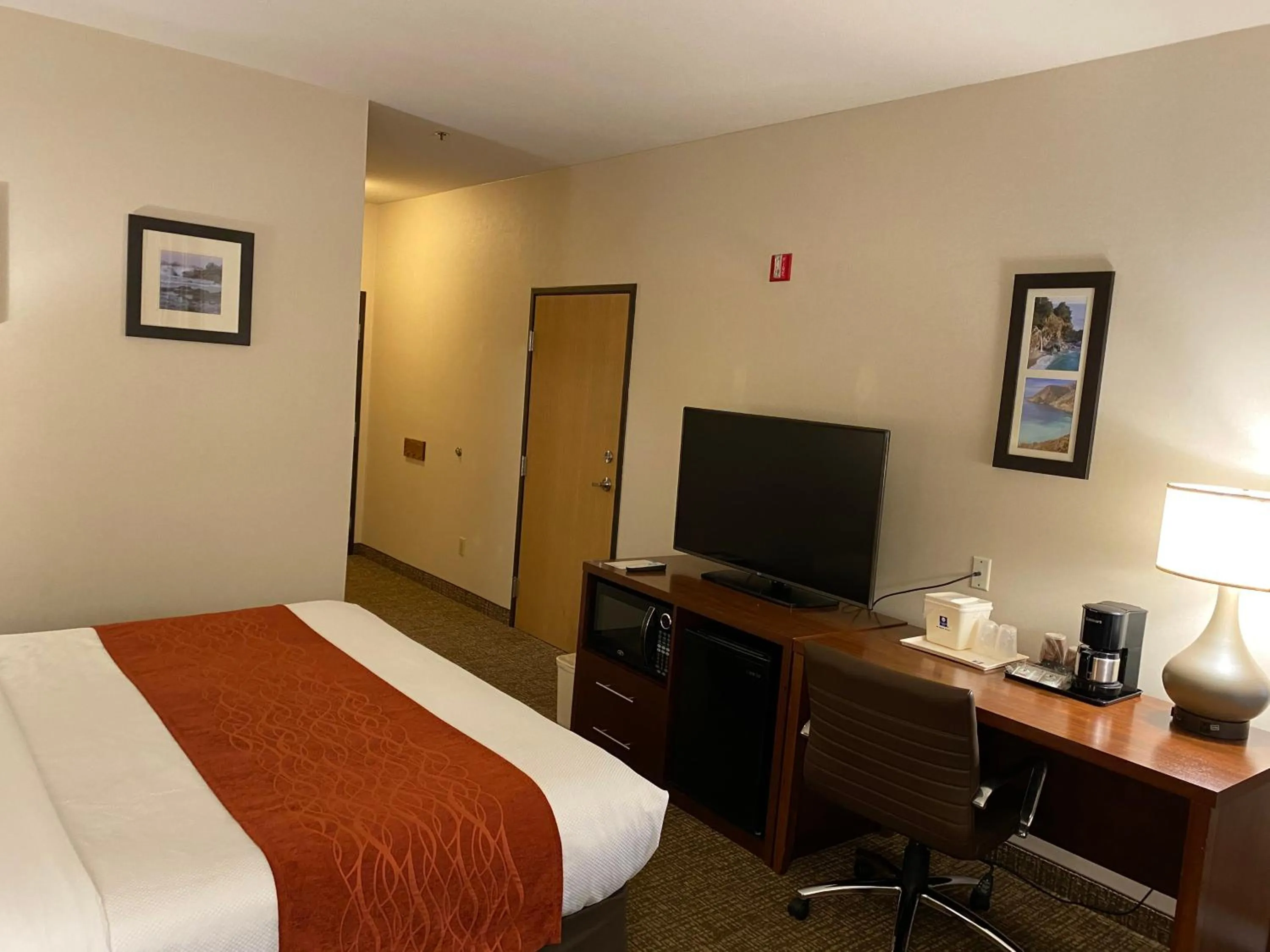 Photo of the whole room, Bed in Comfort Inn Marina on the Monterey Bay